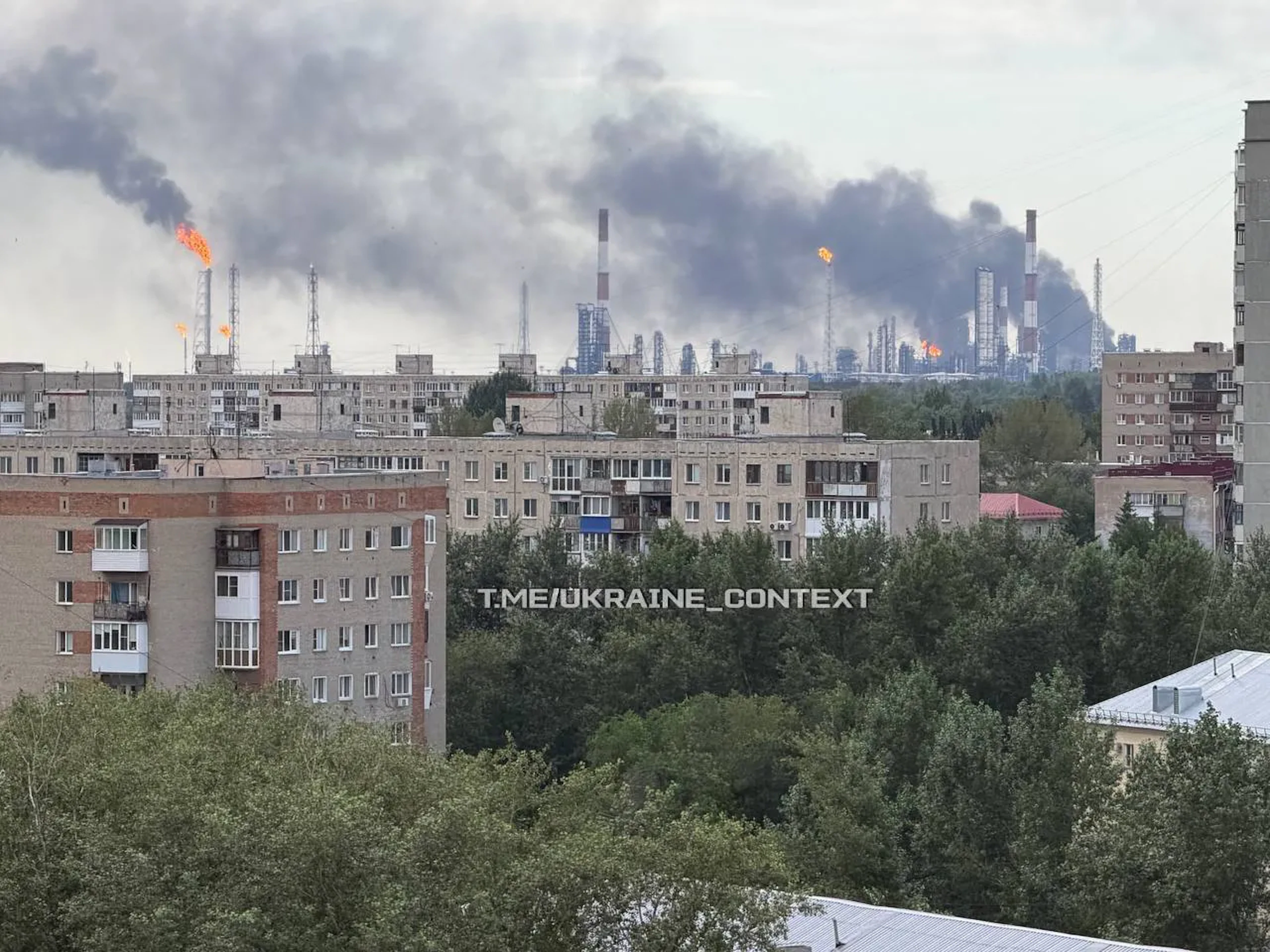 Blick aus der Stadt Omsk nach Nordwesten: Die Raffinerie der sibirischen Grossstadt brennt.