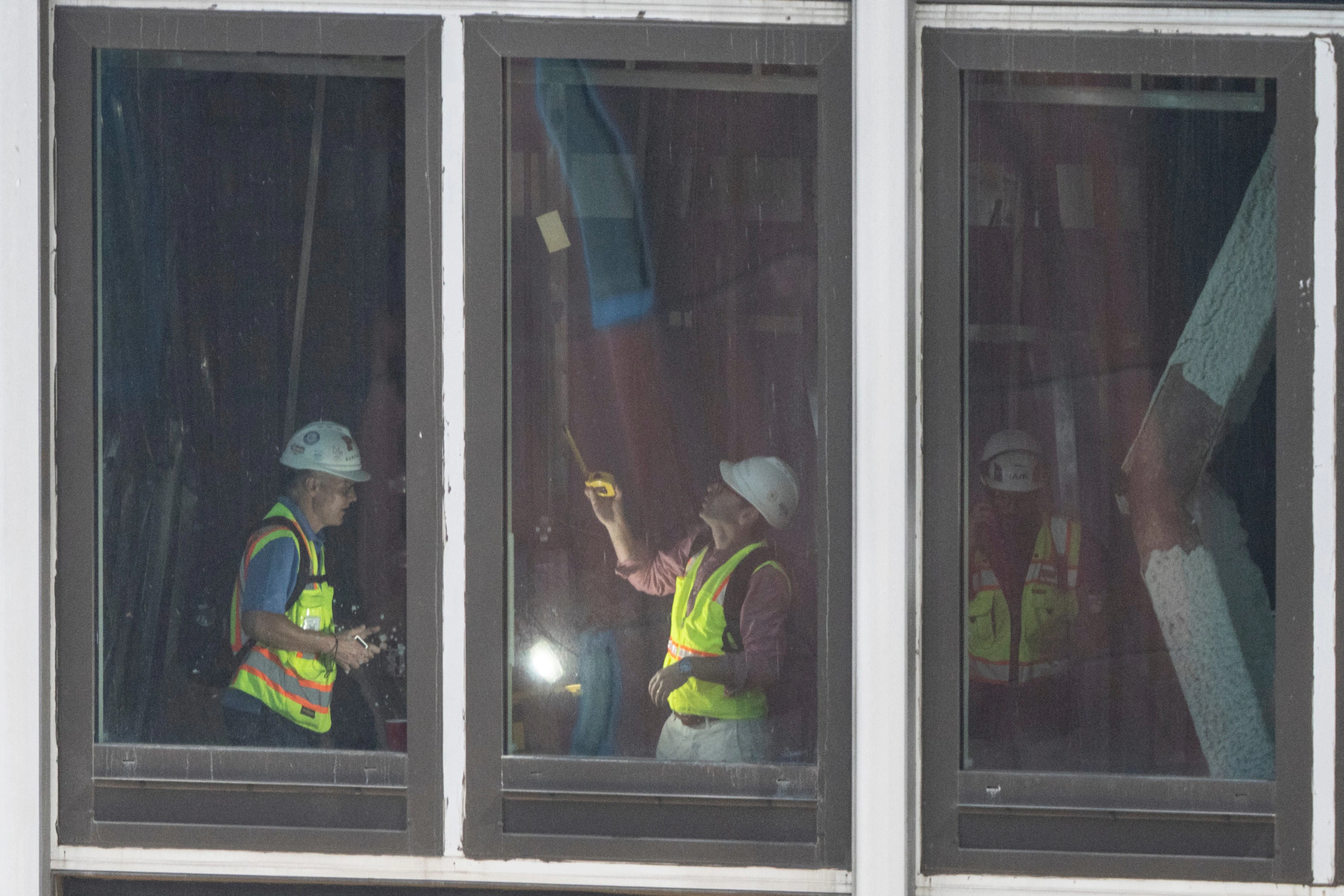 Des personnes inspectent une poutre de soutien déformée à l'intérieur du 235 East 42nd Street, mercredi 8 juillet 2026, à New York. (Photo AP/Yuki Iwamura)