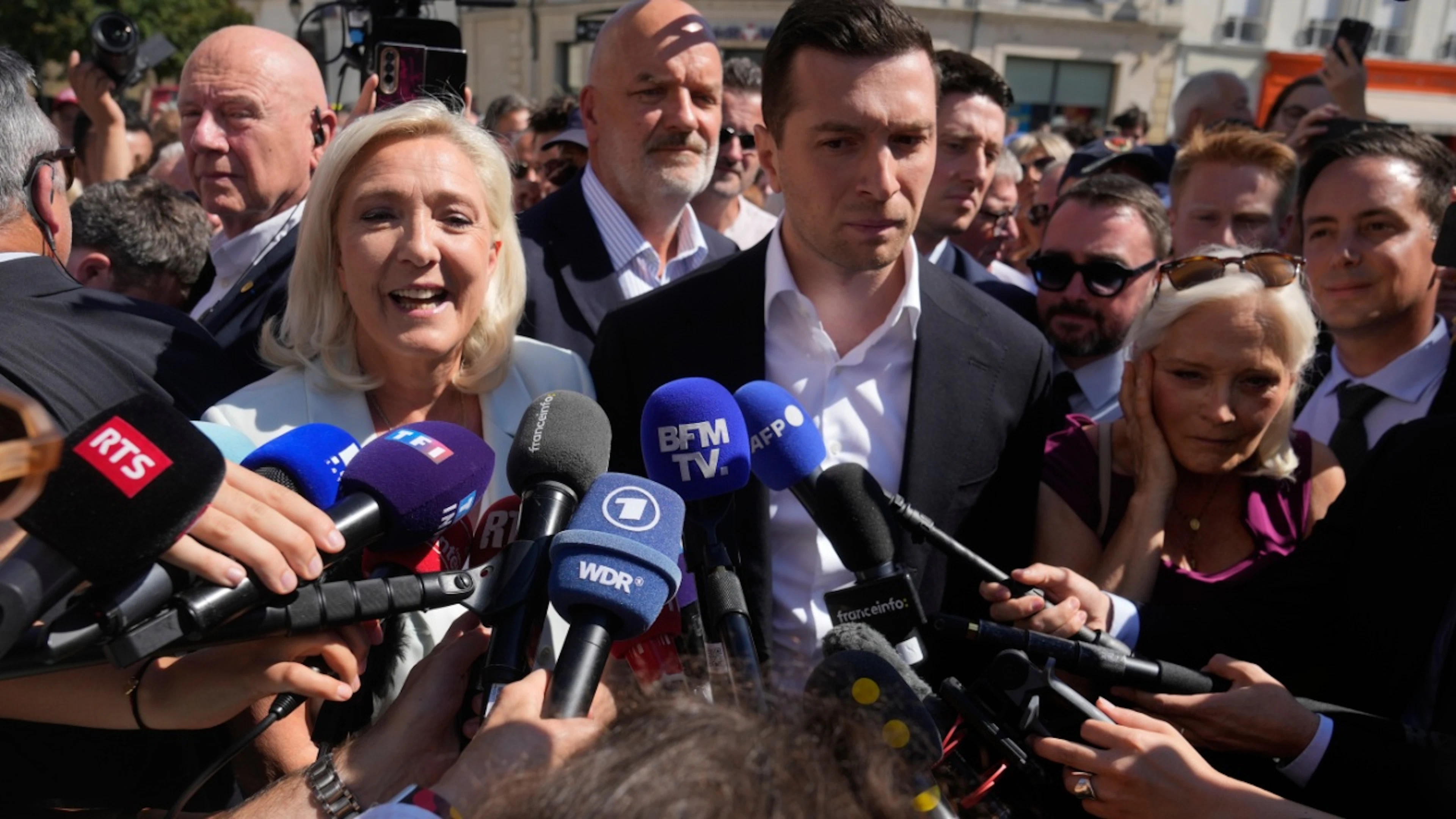 Marine Le Pen und Jordan Bardella stehen vor Journalisten. Foto: Michel Euler/AP/dpa/Archivbild