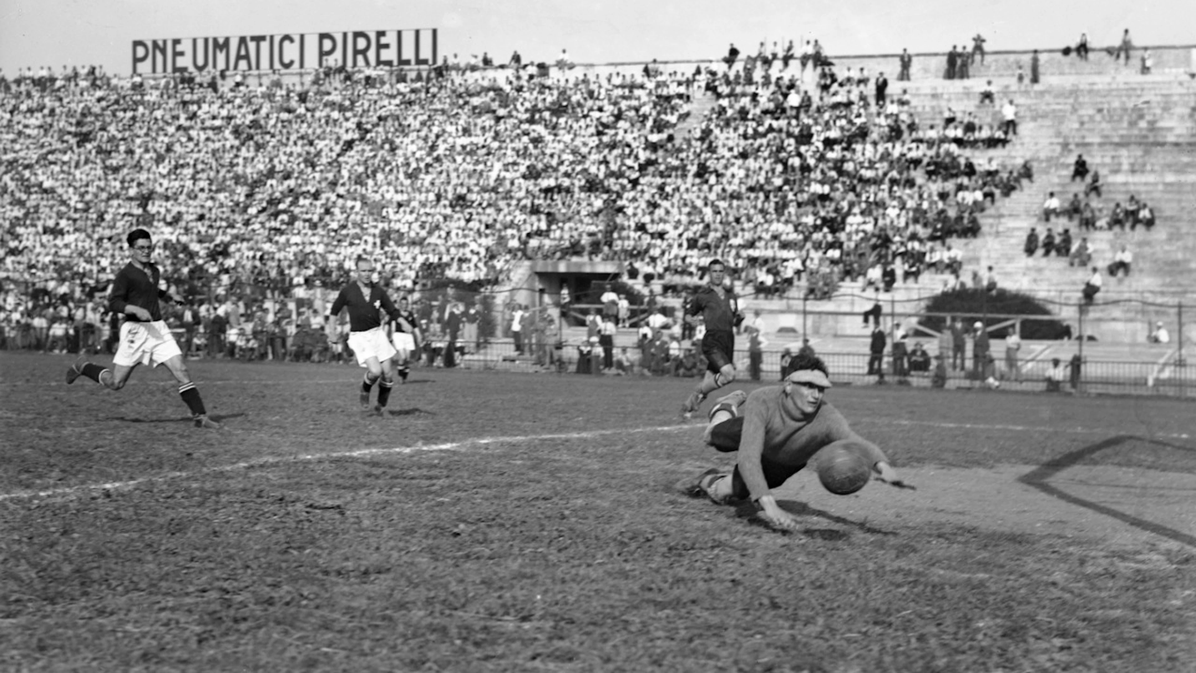 Der niederländische Torhüter streckt sich an der WM 1934 beim Schuss von Leopold Kielholz (links)