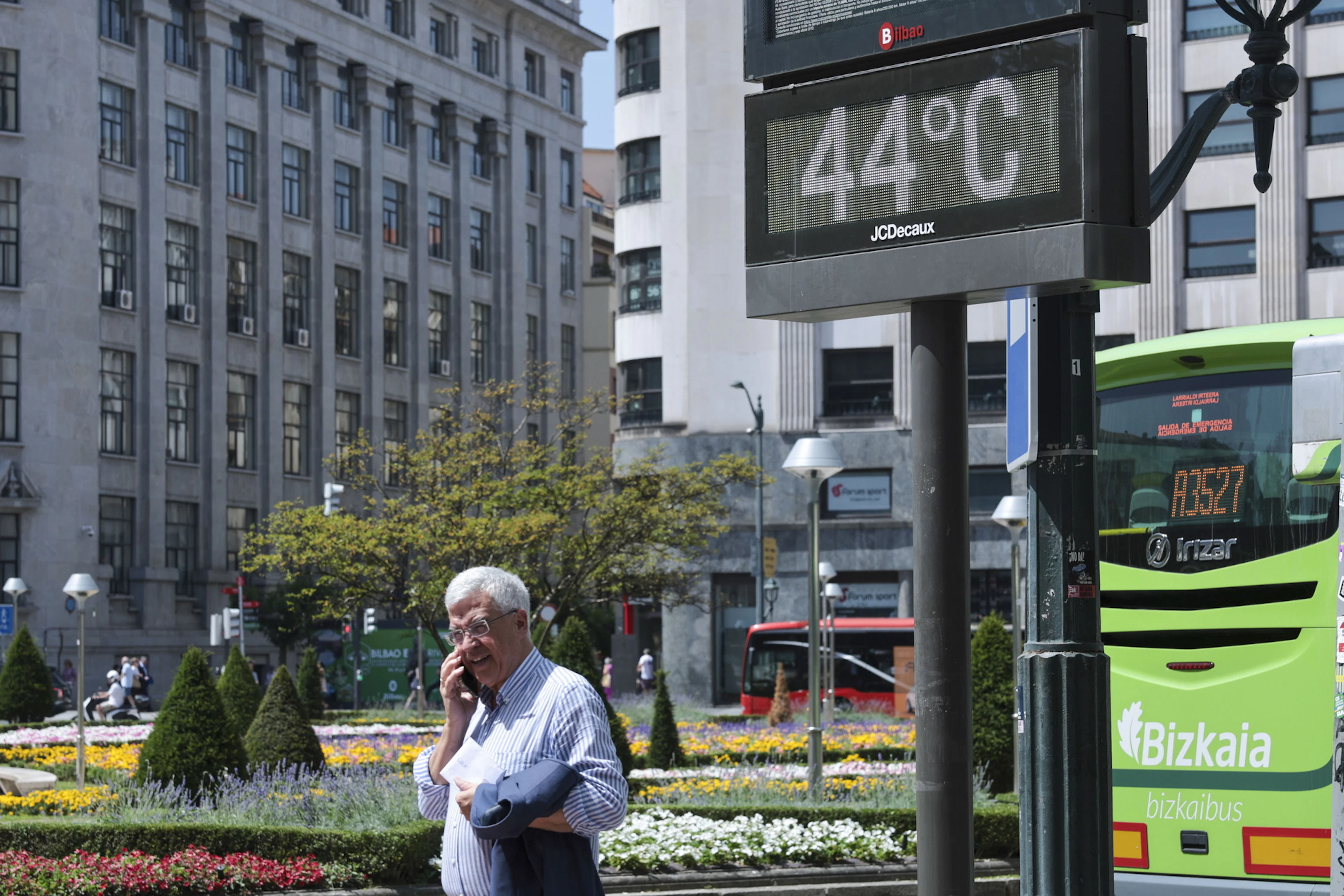 Eine Tafel zeigt in Bilbao, Spanien, 44 Grad an.