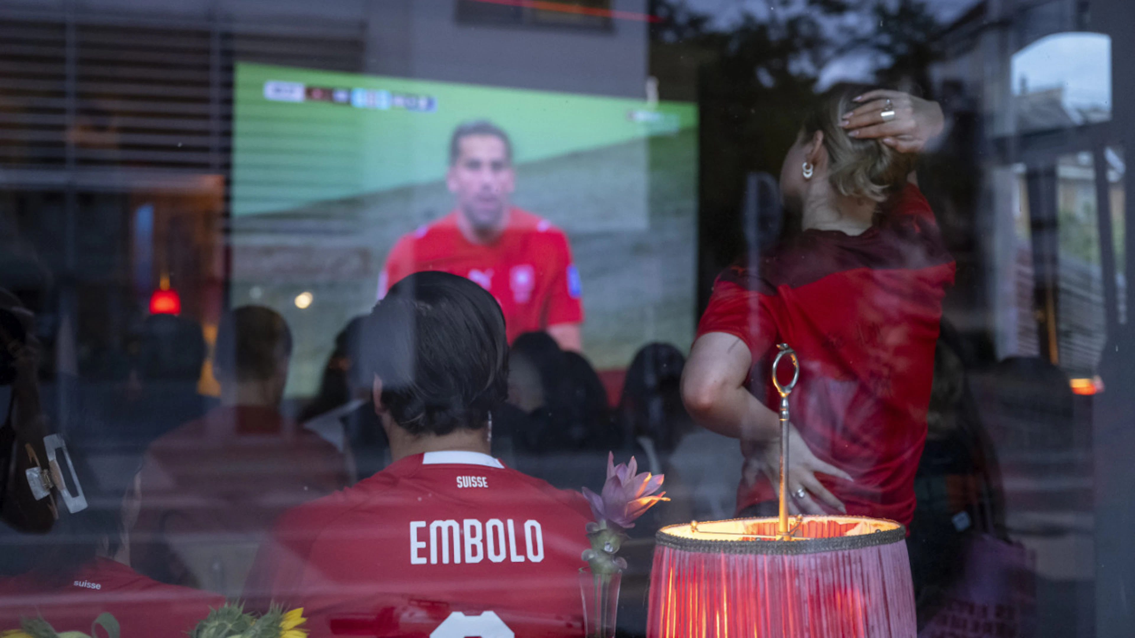 La partita dei quarti di finale dei mondiali di calcio fra Svizzera e Argentina si terrà alle 3 di notte. La città di Coira ha adottato regole speciali per permettere ai locali di mostrare la partita.