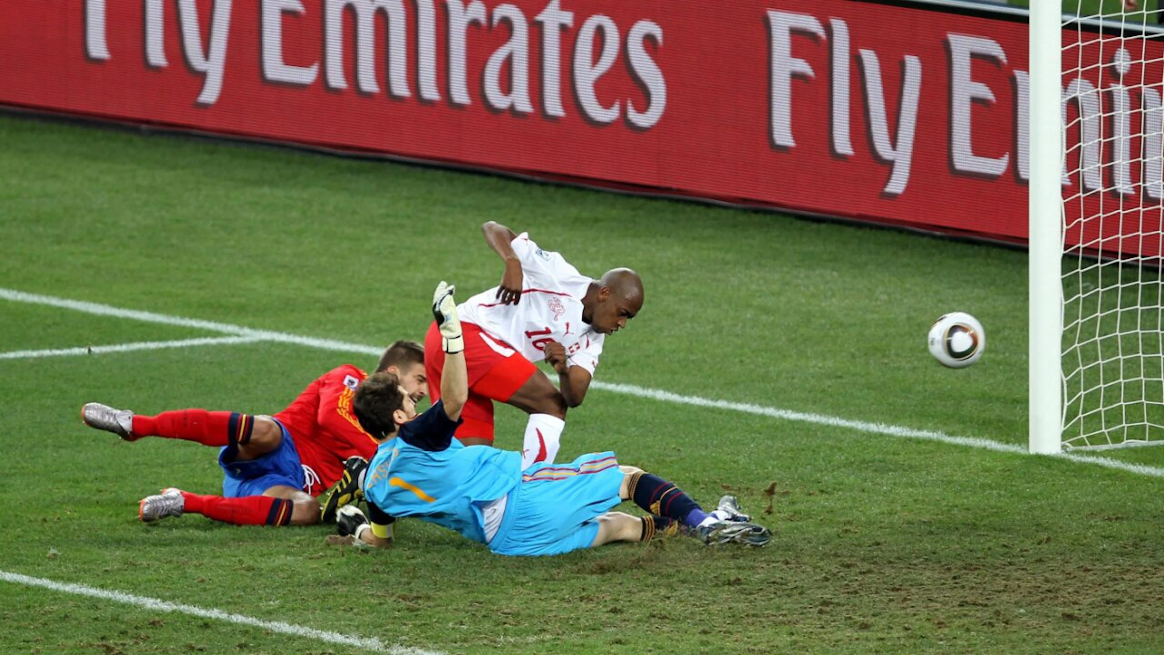 Pure Willenskraft: Gelson Fernandes setzt sich 2010 in Südafrika gegen Iker Casillas und Gerard Pique durch sorgt für einen historischen 1:0-Sieg gegen den späteren Weltmeister Spanien