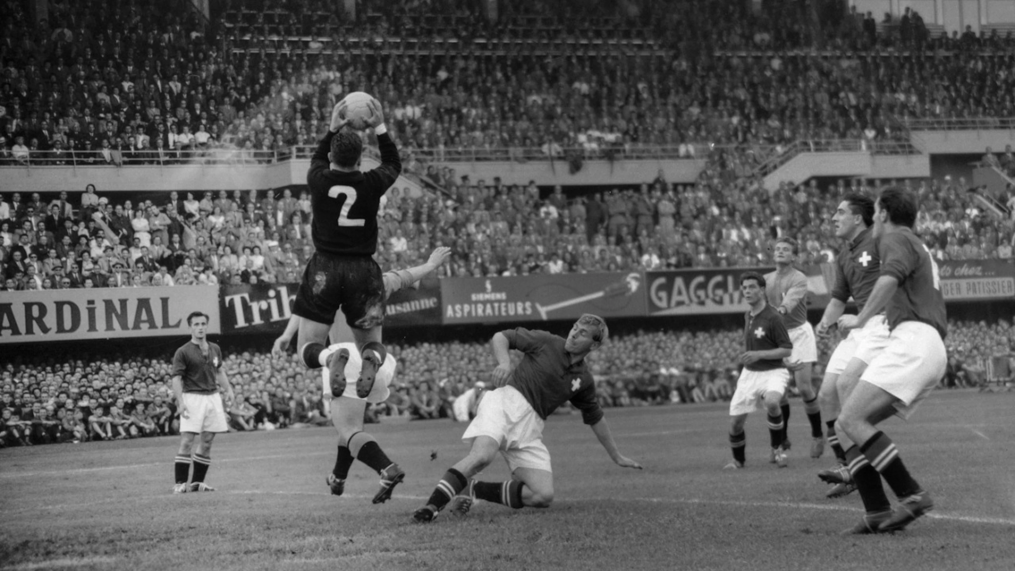 Sensationelles 2:1 gegen Italien: Eugène Parlier pflückt in Lausanne einen Ball vor den anstürmenden Italienern aus der Luft und trägt so zum Viertelfinal-Einzug an der Heim-WM bei