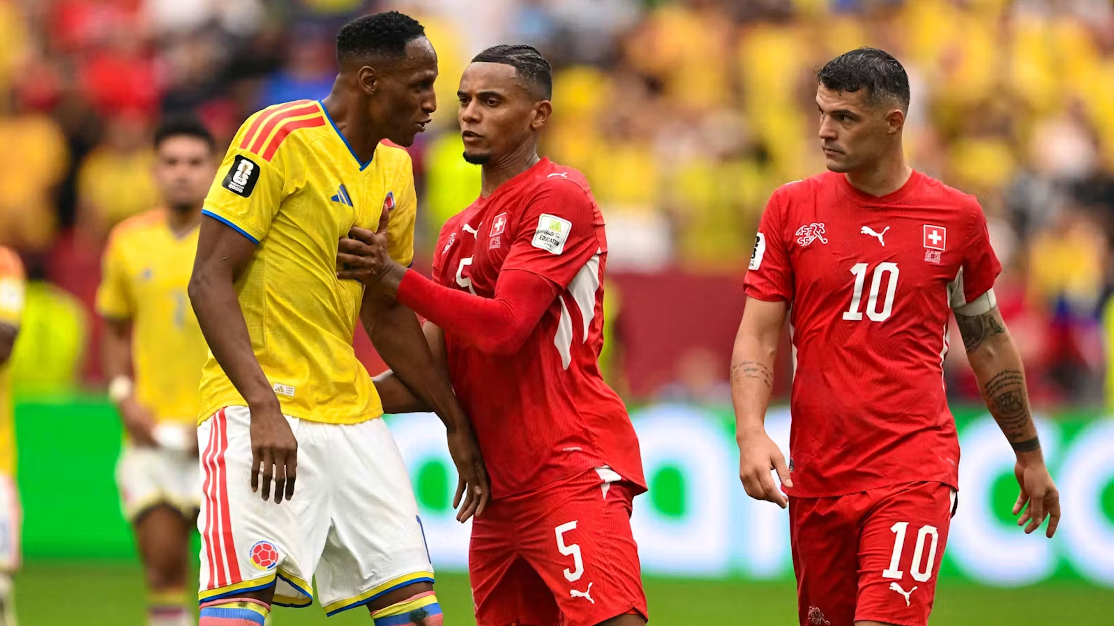 Akanji in azione per proteggere Xhaka.