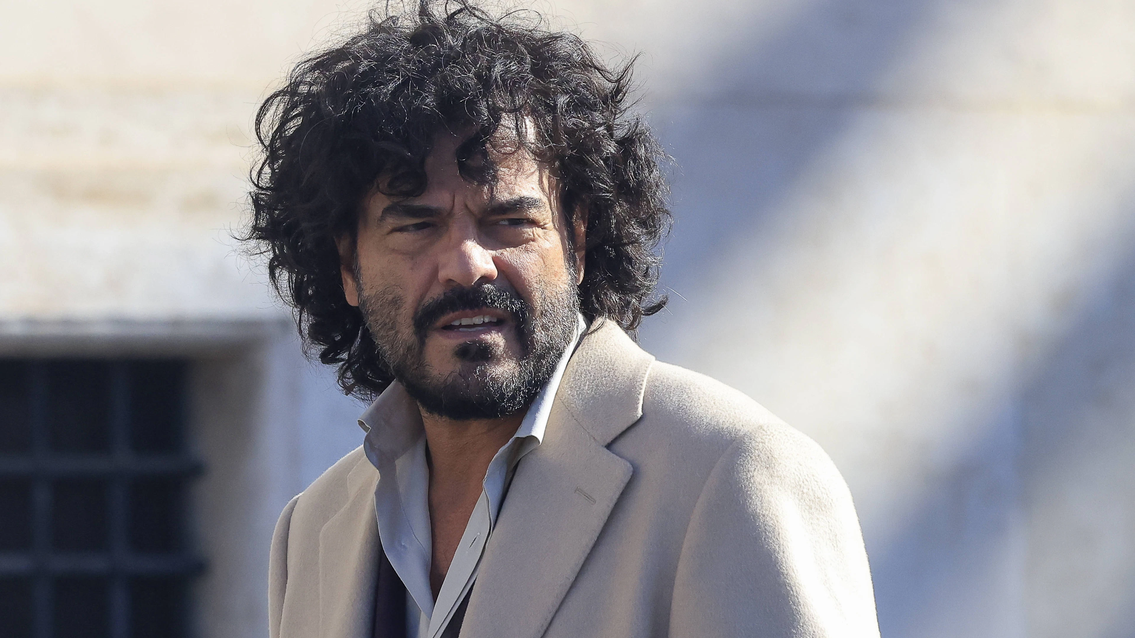 Allertate le forze dell'ordine per Francesco Renga, che viene fatto scendere da un volo Ryanair