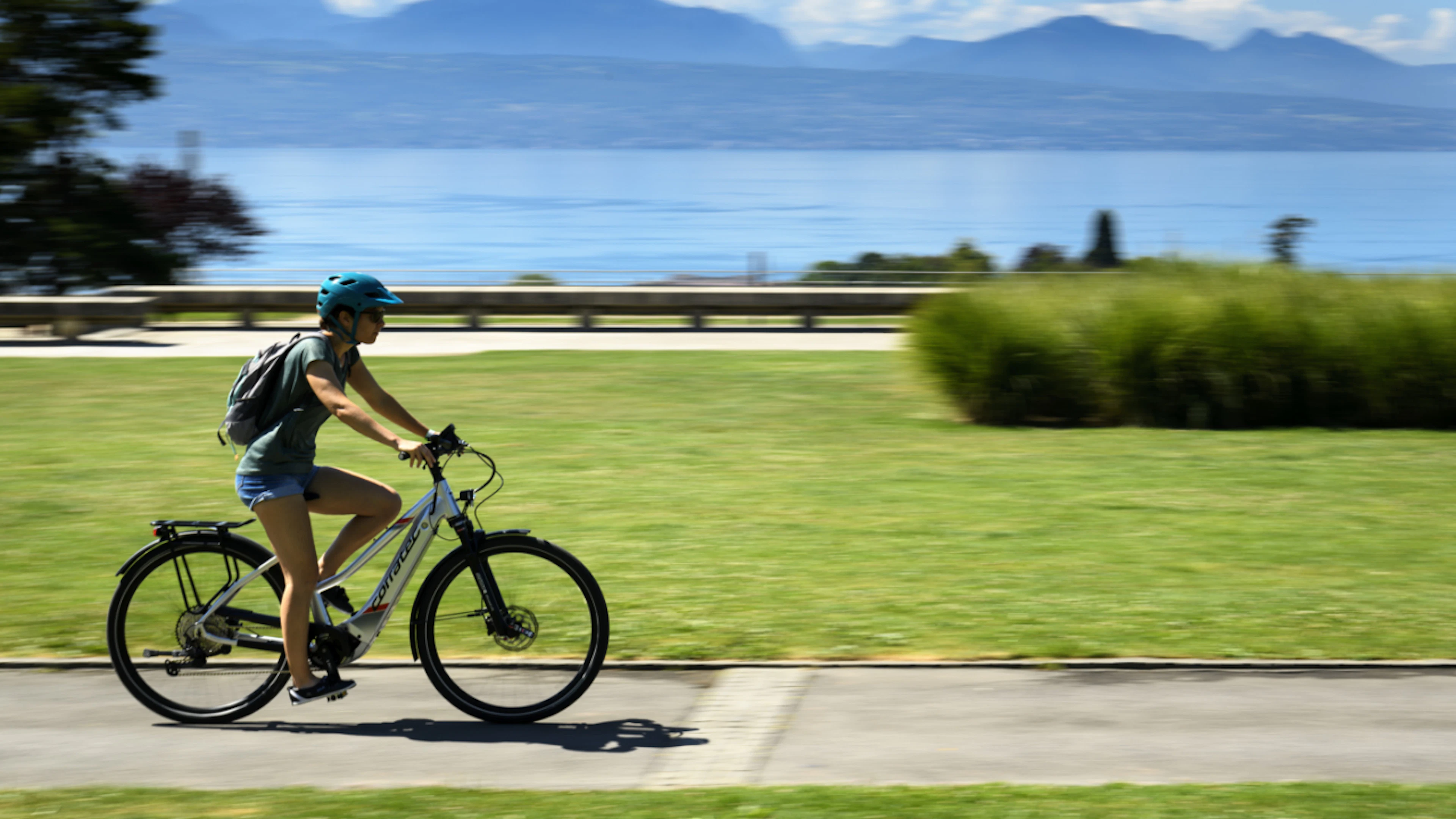 L'été à Lausanne, des adultes profitent d'apprendre à faire du vélo