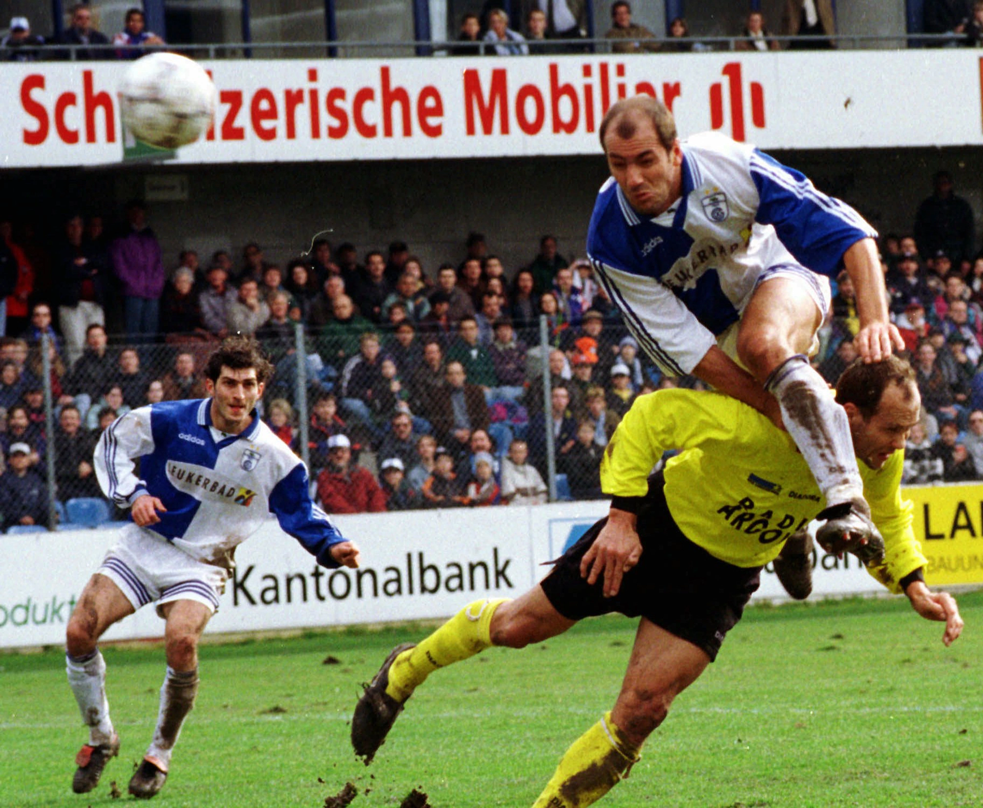 März 1998: GC-Stürmer Néstor Subiat erzielt auf spektakuläre Weise ein Kopfballtor.