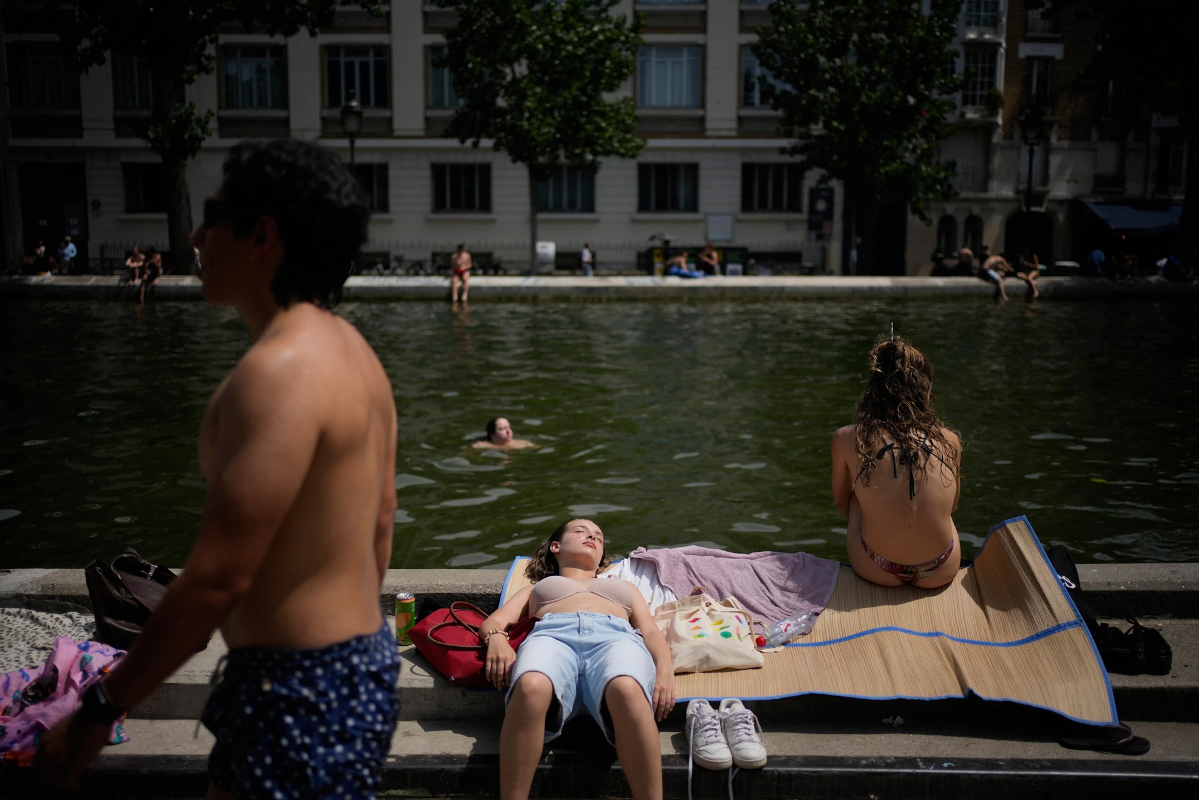 Vor allem in Paris wurde es heiss. Menschen badeten sogar wieder in der Seine.