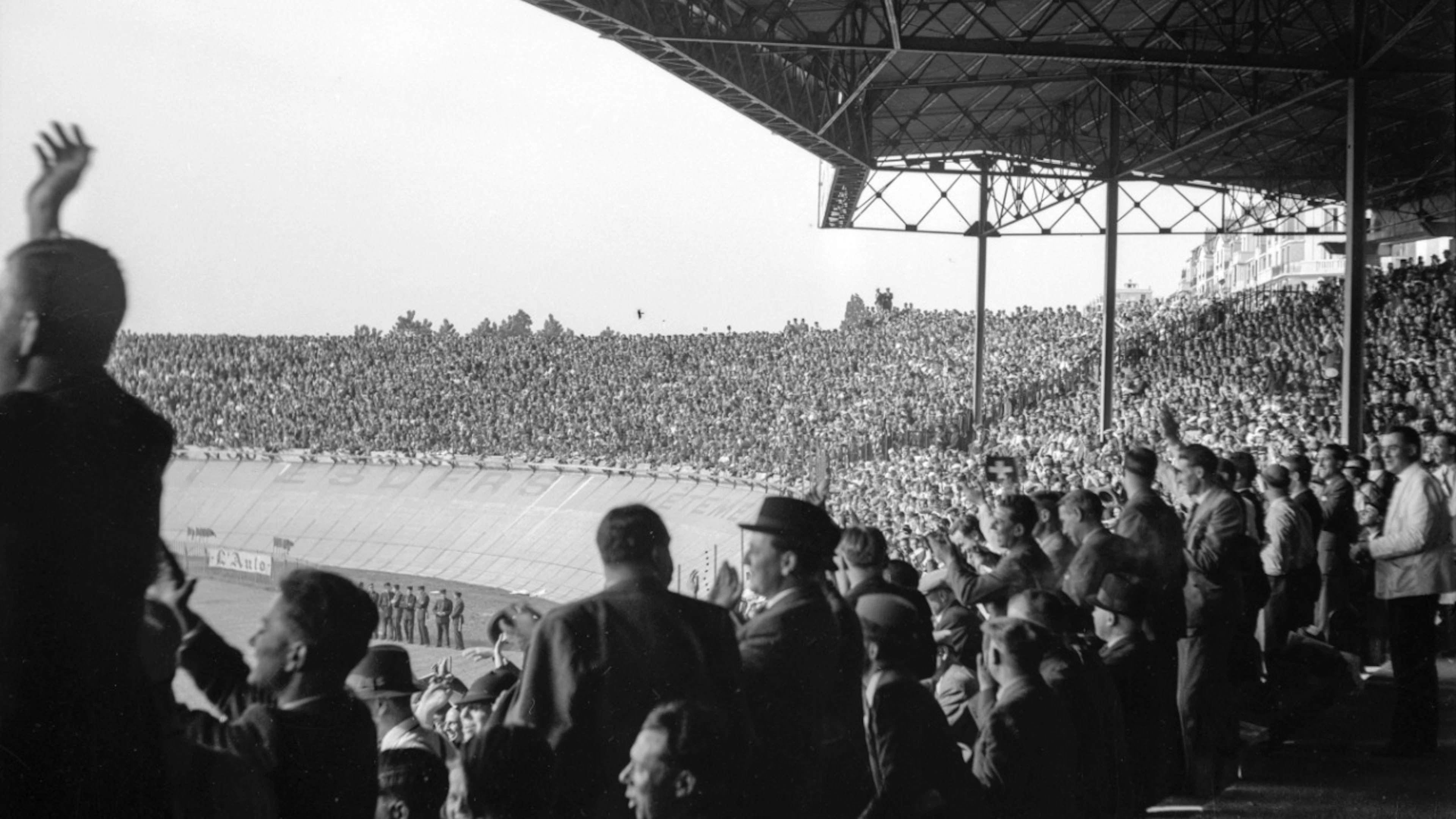Duell mit Symbolcharakter: 1938 erzwingt die Schweiz gegen Grossdeutschland mit einem 1:1 ein Wiederholungsspiel und gewinnt dieses 4:2