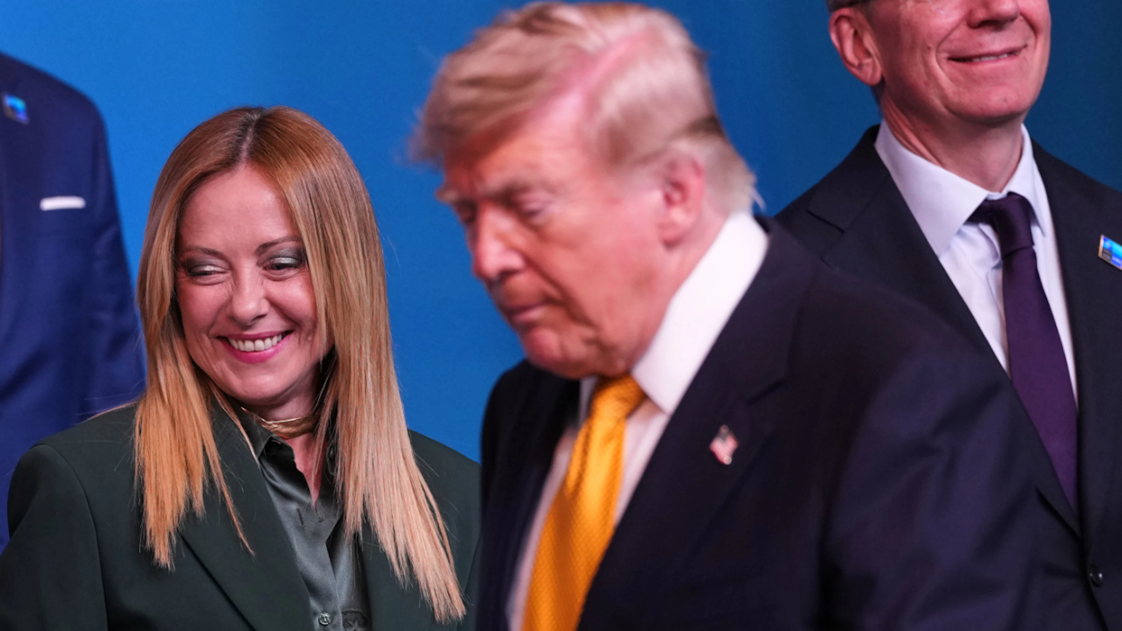 US-Präsident Donald Trump kommt neben der italienischen Ministerpräsidentin Giorgia Meloni zu einem Gruppenfoto während des Nato-Gipfels in Ankara. Foto: Francisco Seco/AP/dpa