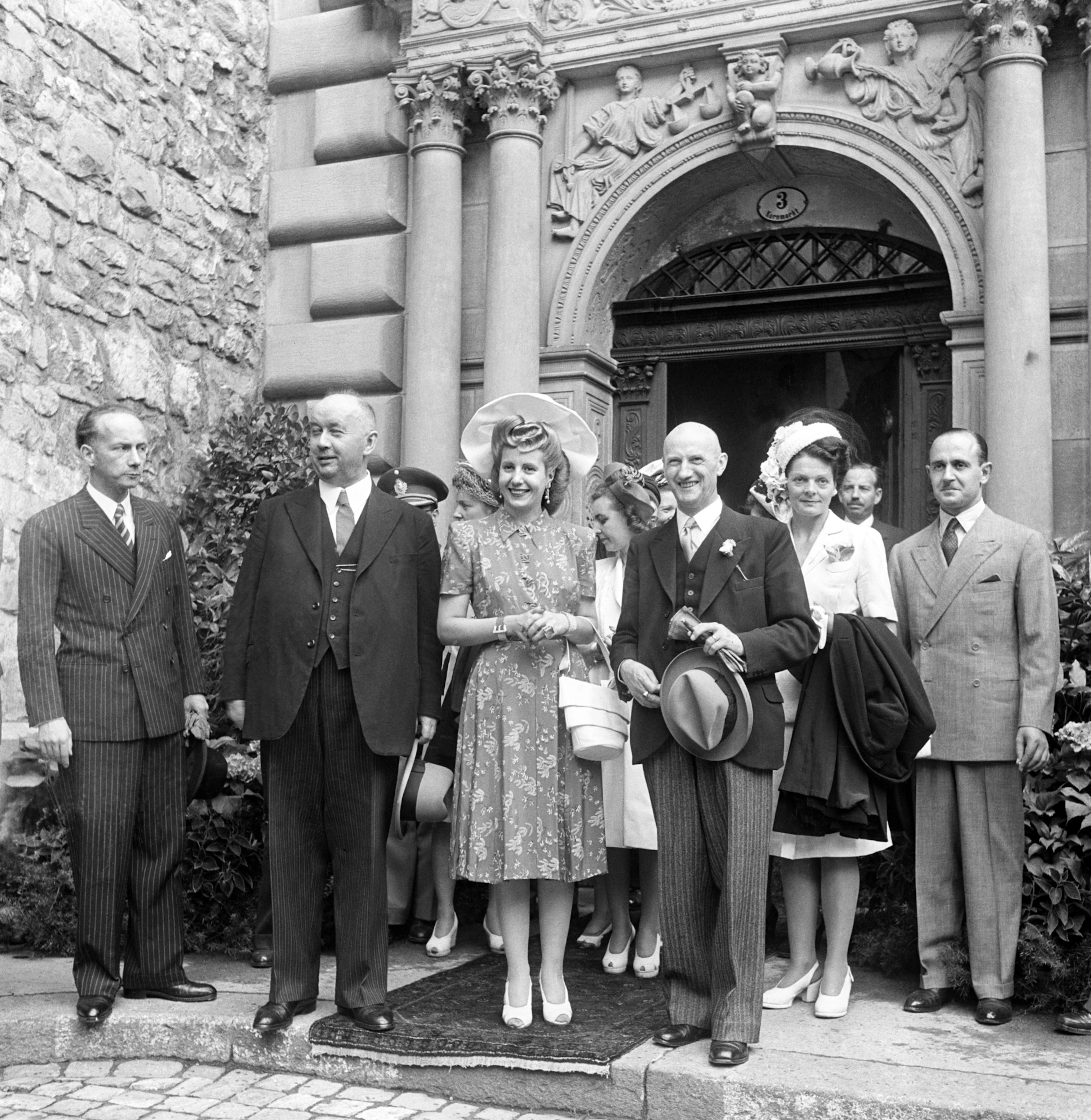 Der Bundesrat Philipp Etter (Mitte rechts) empfängt im August 1947 in Bern Eva Peron (Mitte), genannt Evita, die Gattin des argentinischen Präsidenten Juan Peron.