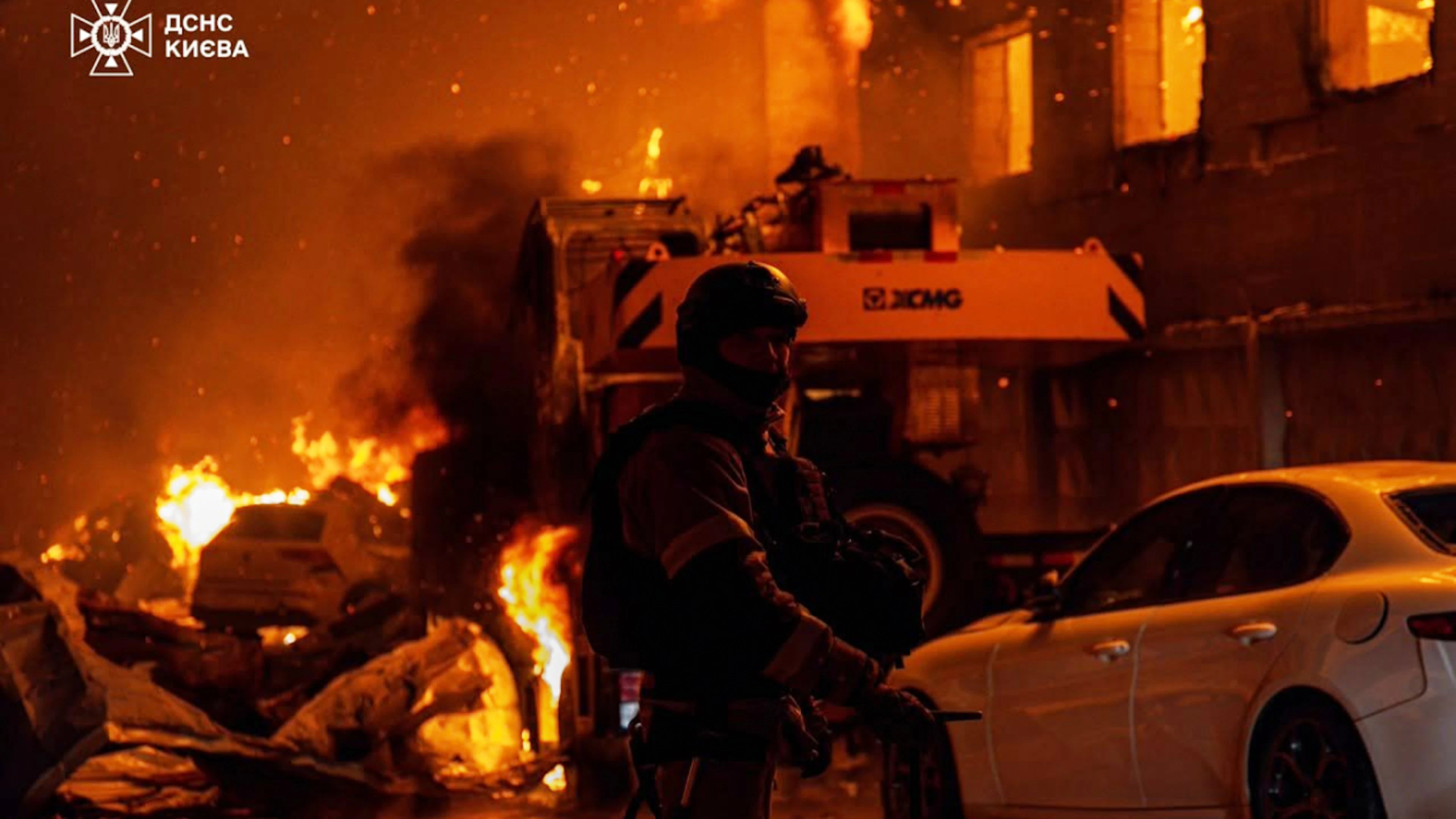 dpatopbilder – HANDOUT – Auf diesem vom ukrainischen Rettungsdienst via AP zur Verfügung gestellten Foto sind Rettungskräfte zu sehen, die nach einem russischen Luftangriff in Kiew einen Brand löschen. Foto: Uncredited/Ukrainian Emergency Service via AP/dpa