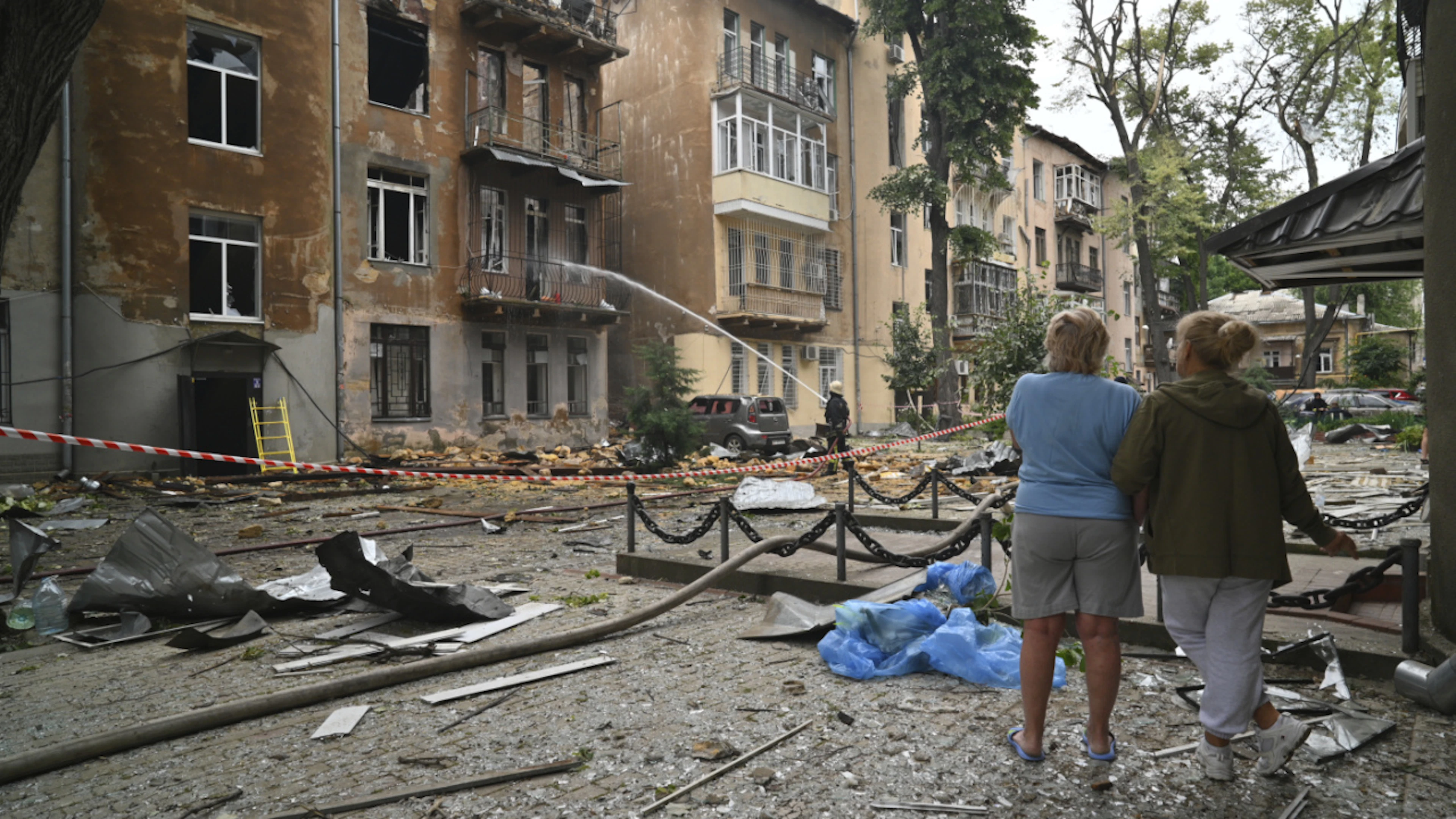 ARCHIV – Ein Feuerwehrmann löscht in Odessa ein Feuer nach einem massiven russischen Luftangriff. Foto: Michael Shtekel/AP/dpa/Archivbild