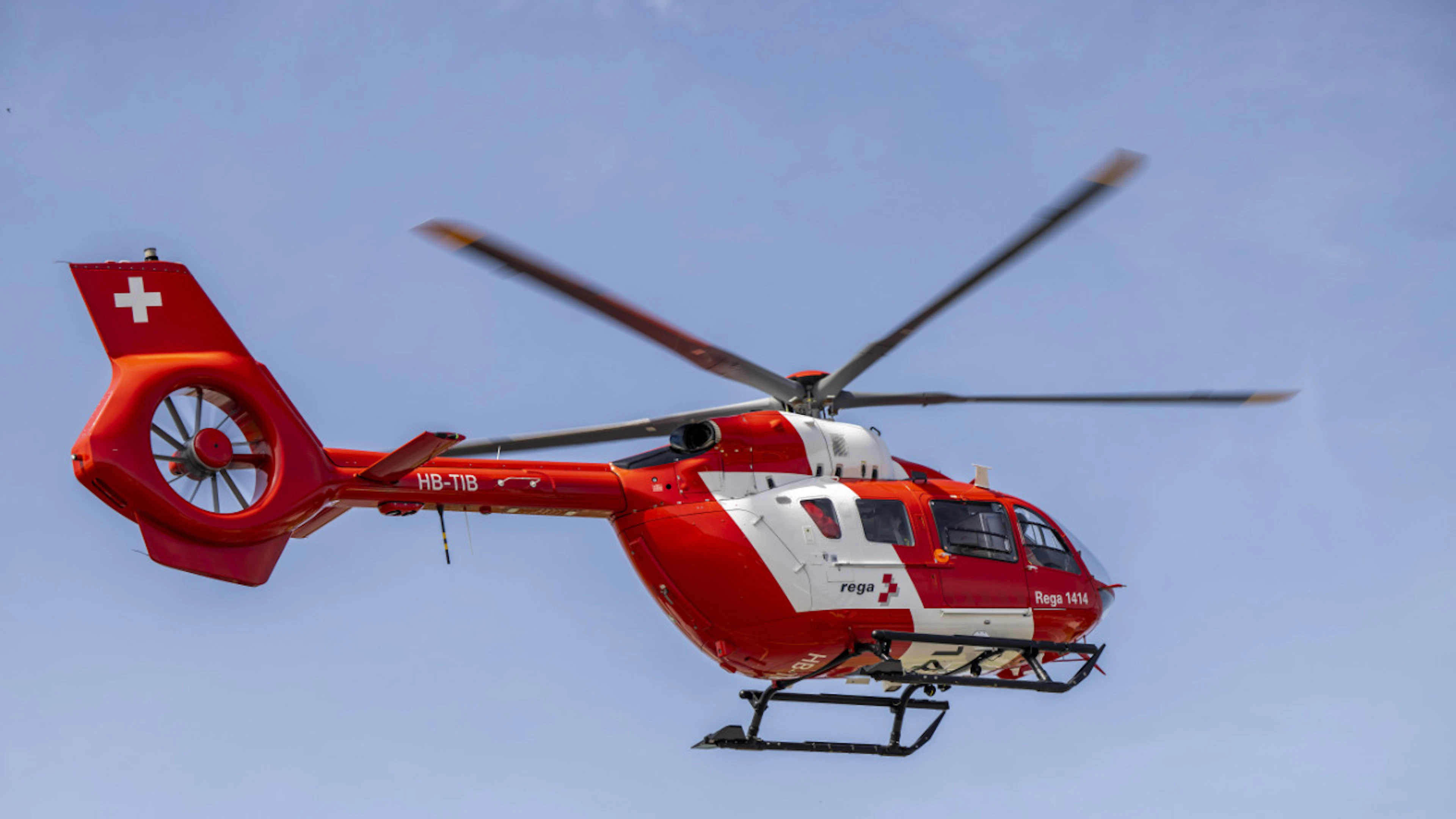 Eine Drohne hat in der Region Locarno TI den Einsatz eines Rega-Helikopters behindert. (Symbolbild)