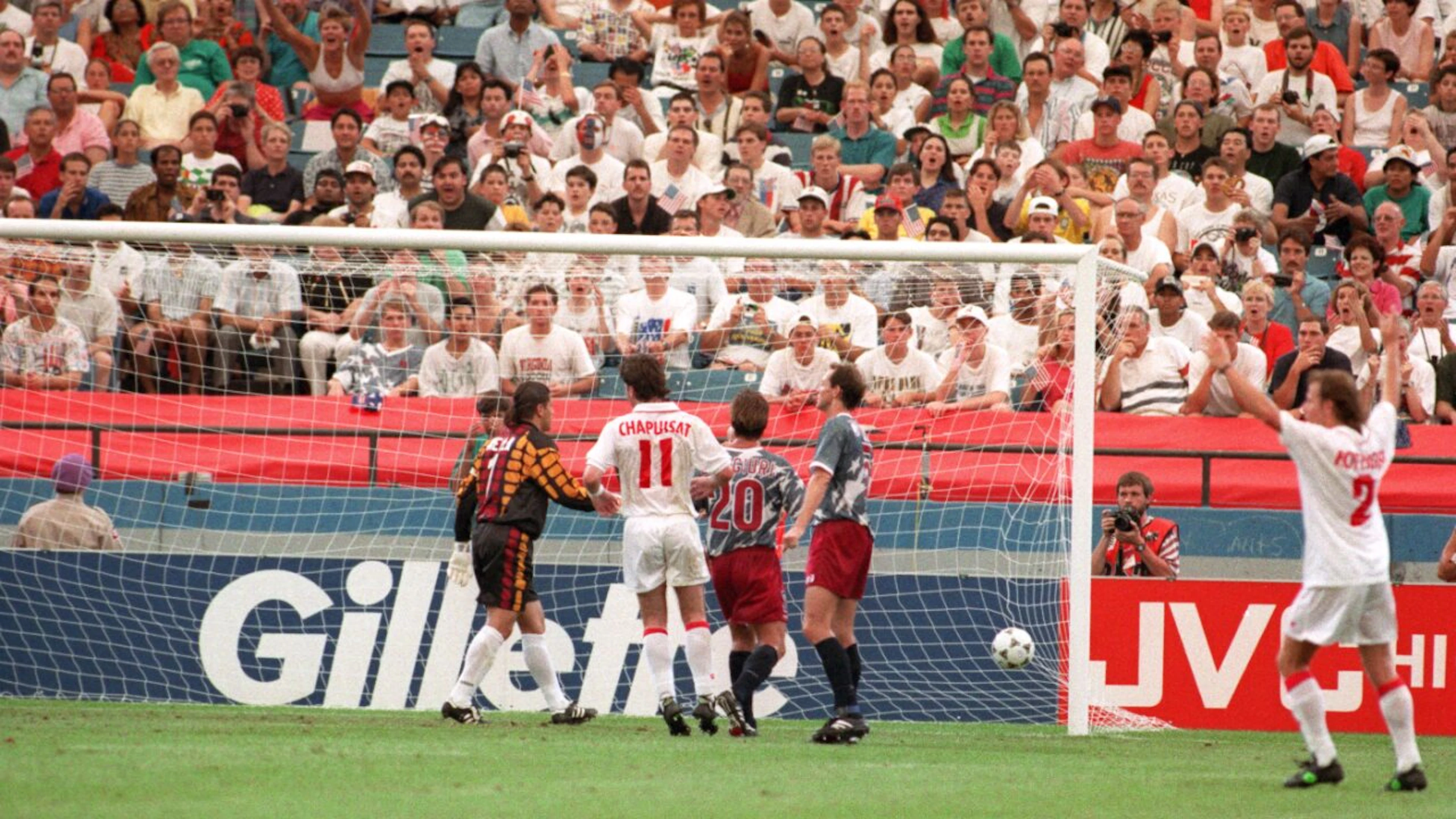 Bregy beim Freistoss, Ball im Netz: Georges Bregys Freistoss gegen die USA geht an der WM 1994 in die Geschichte ein