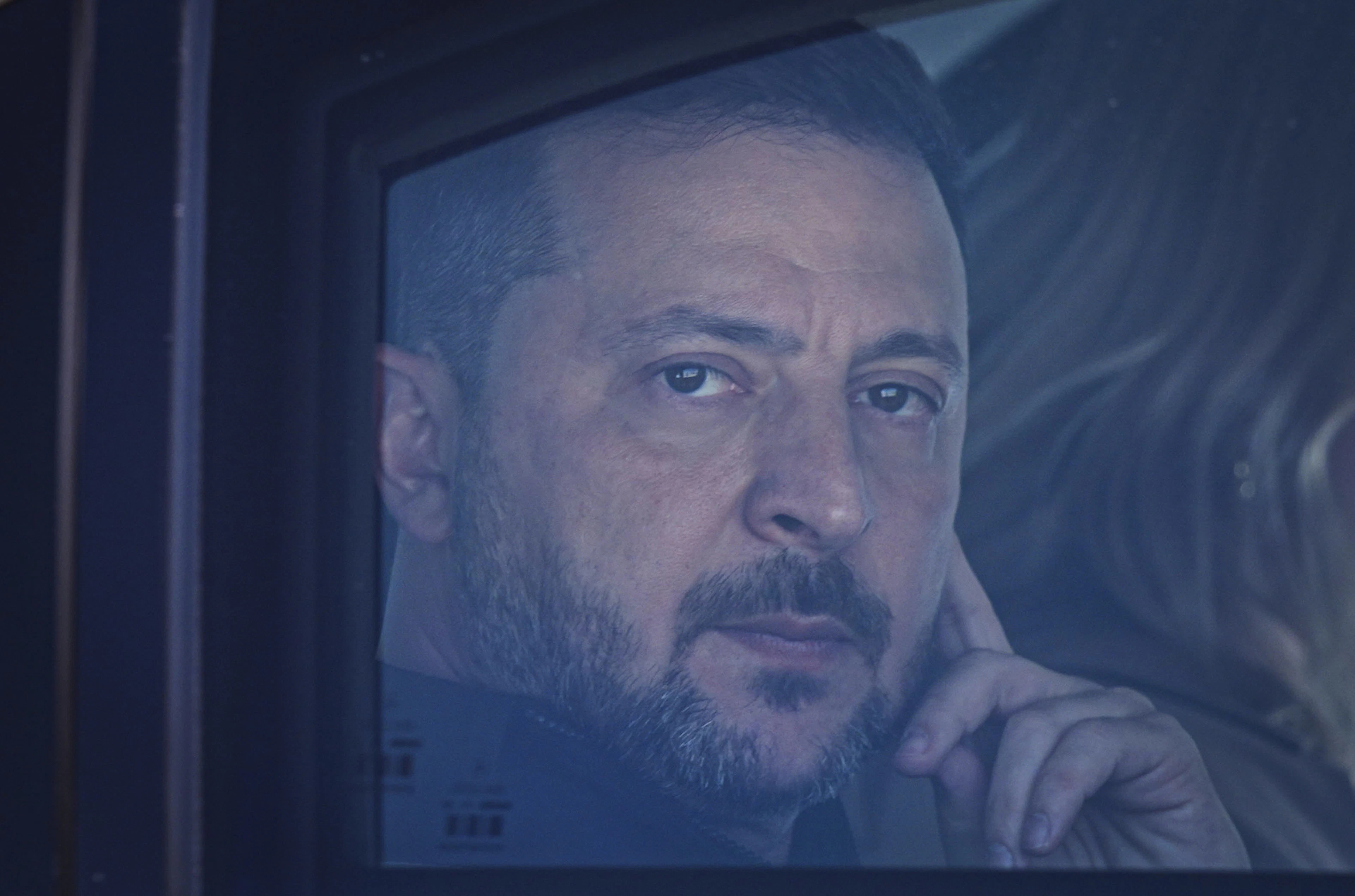 Le président ukrainien Volodymyr Zelenskyy regarde par la fenêtre de sa voiture à son arrivée au sommet de l'OTAN à Ankara, en Turquie, le mardi 7 juillet 2026. (Metin Aktaş, photo de pool via AP)