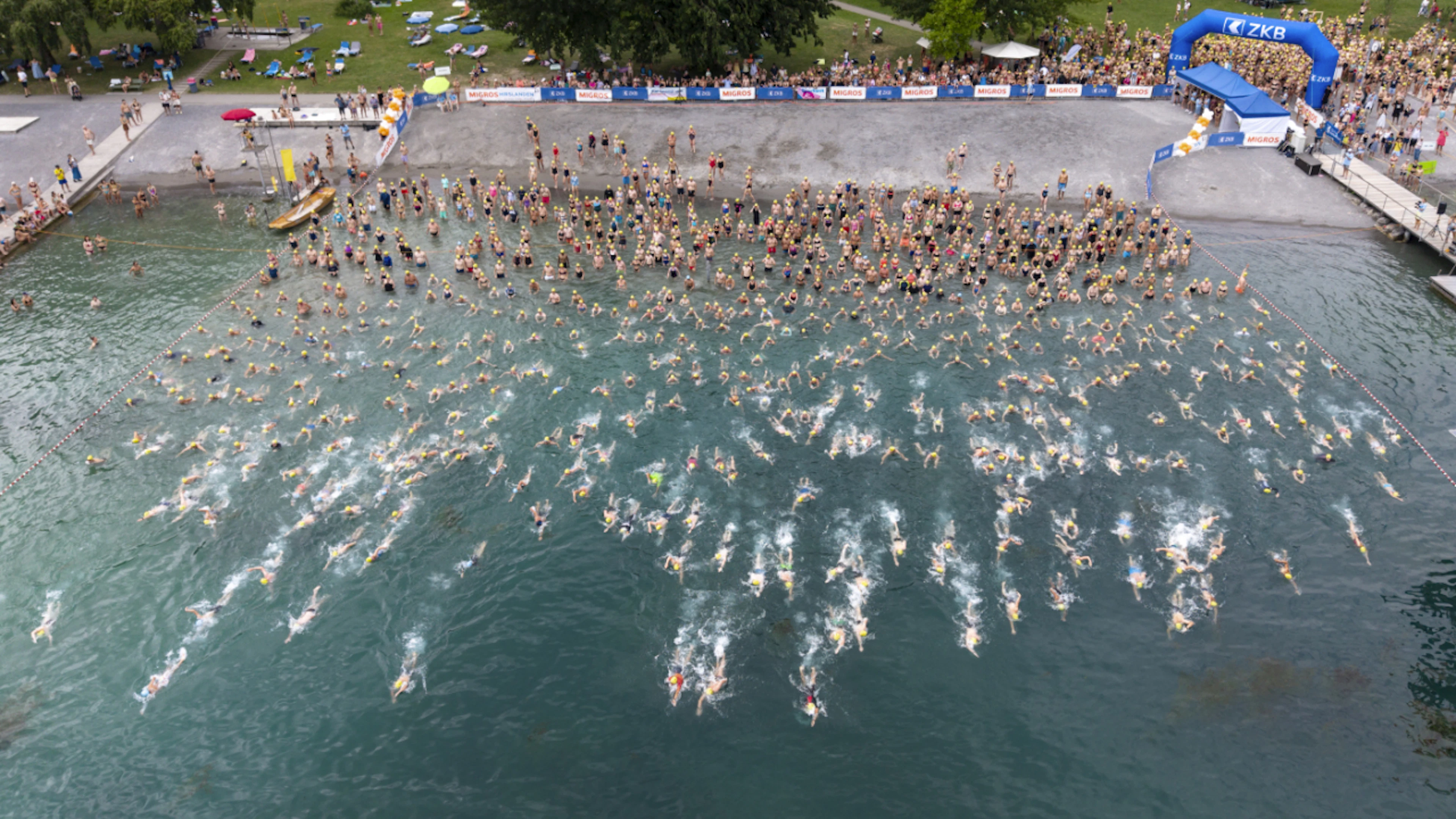 Plus de 9000 passionnés ont traversé le lac de Zurich à la nage