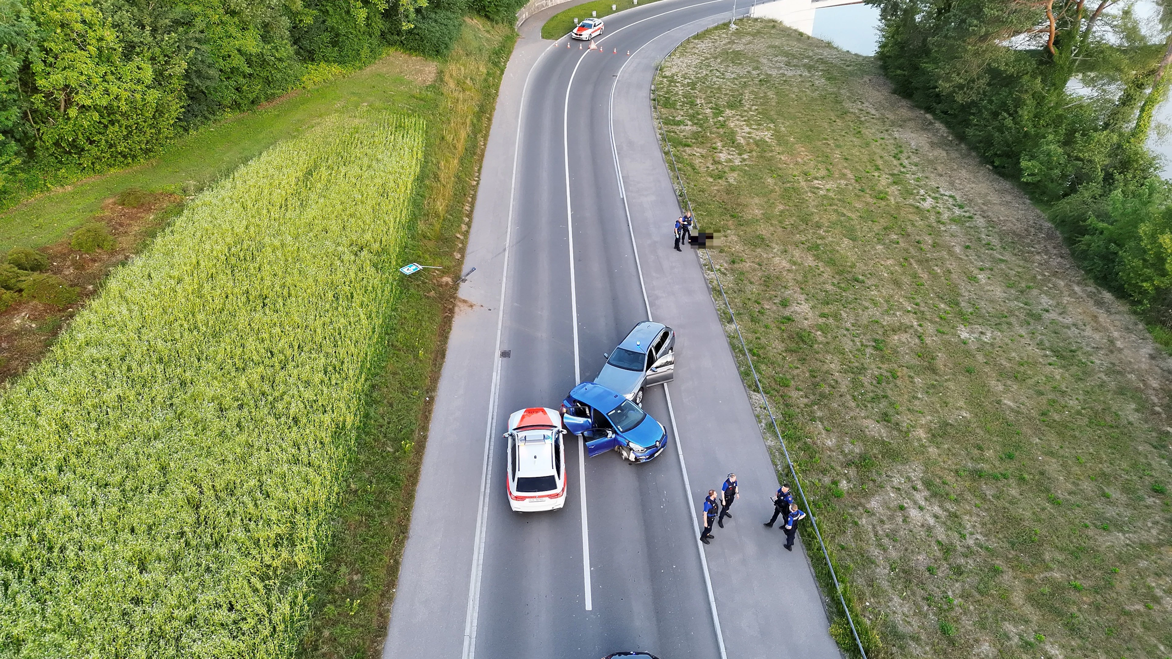 Halsbrecherische Flucht endet für drei junge Männer in Handschellen