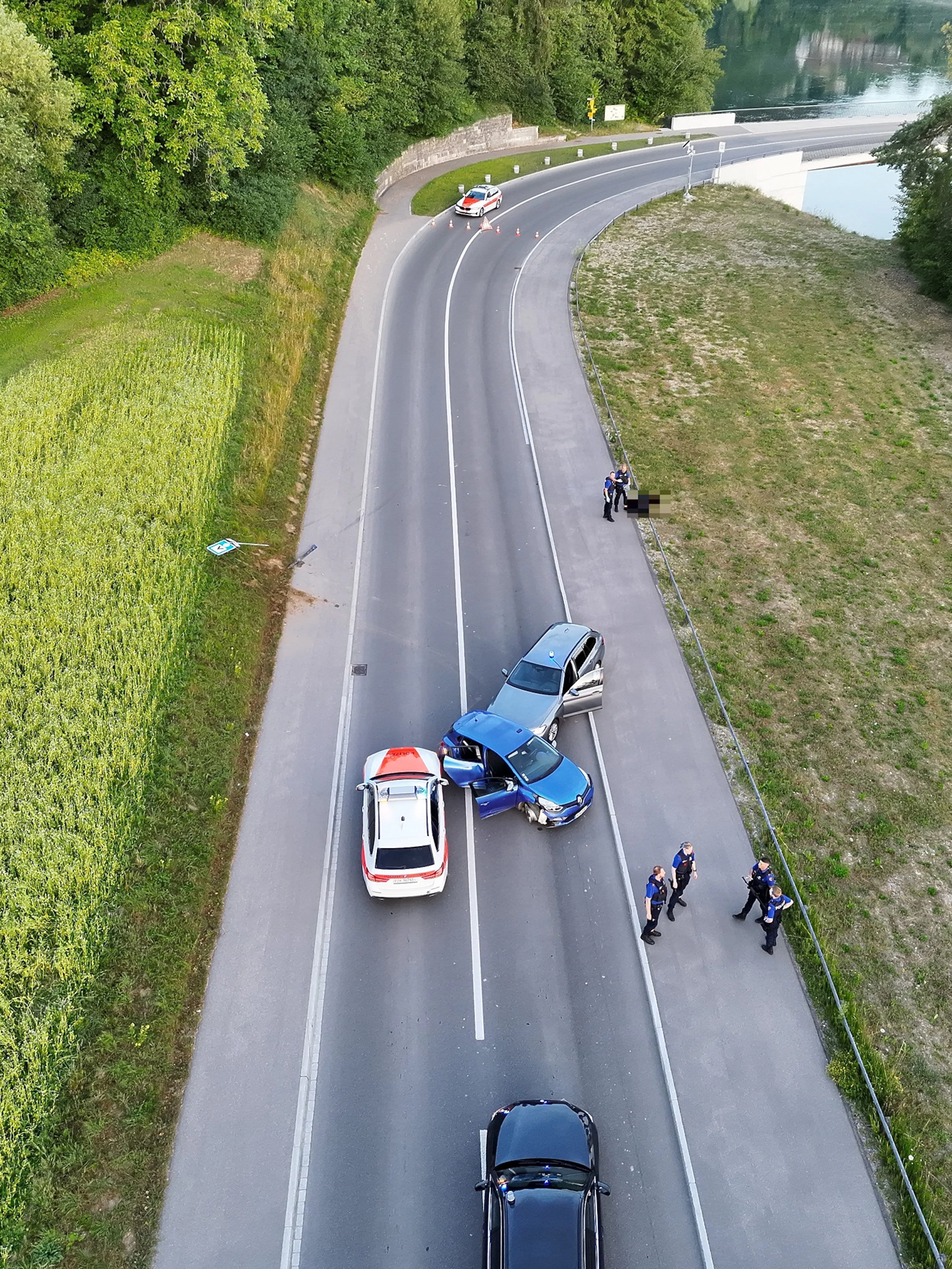 Halsbrecherische Flucht endet für drei junge Männer in Handschellen