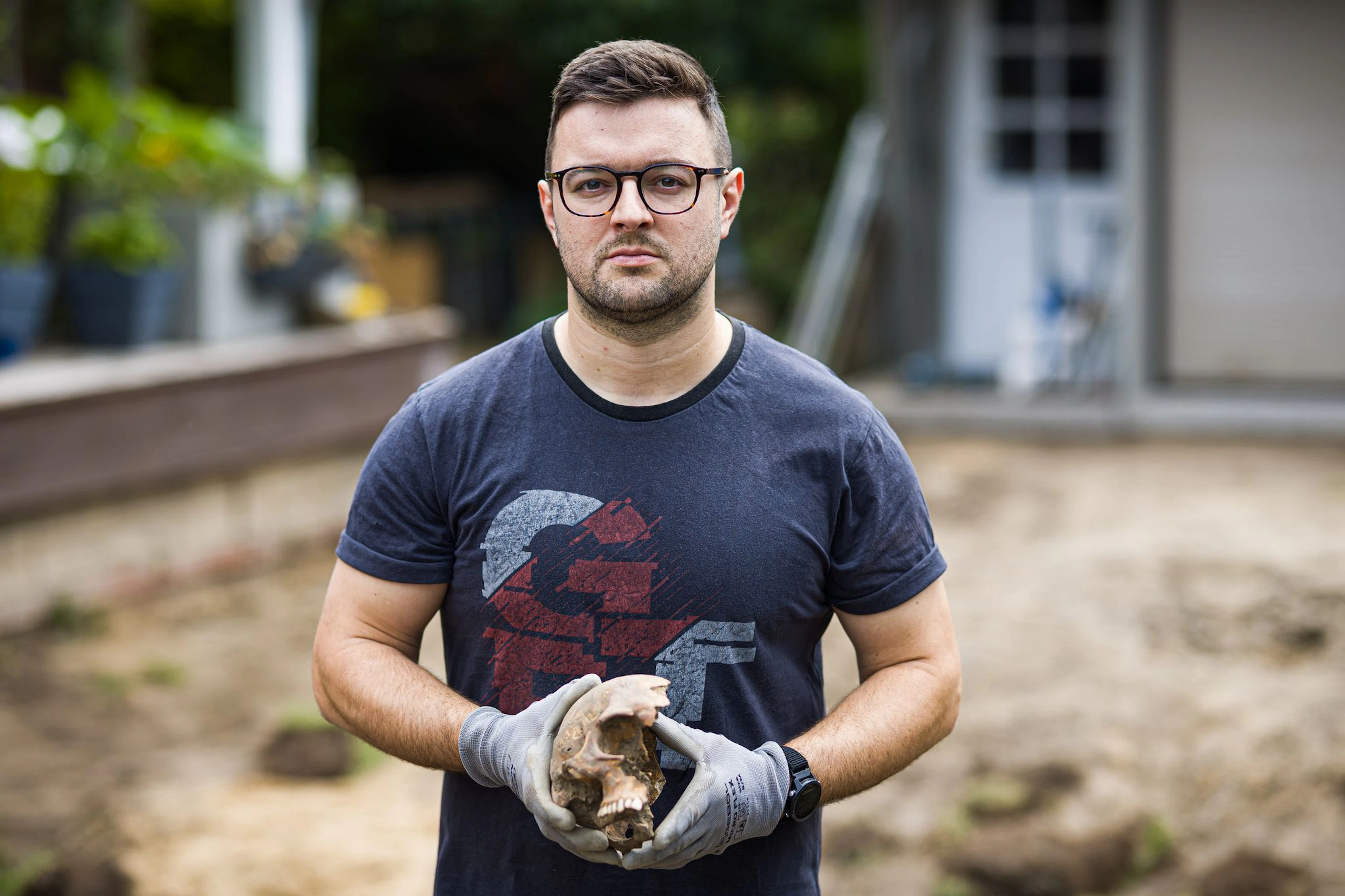 Familie findet kistenweise Knochen im Garten