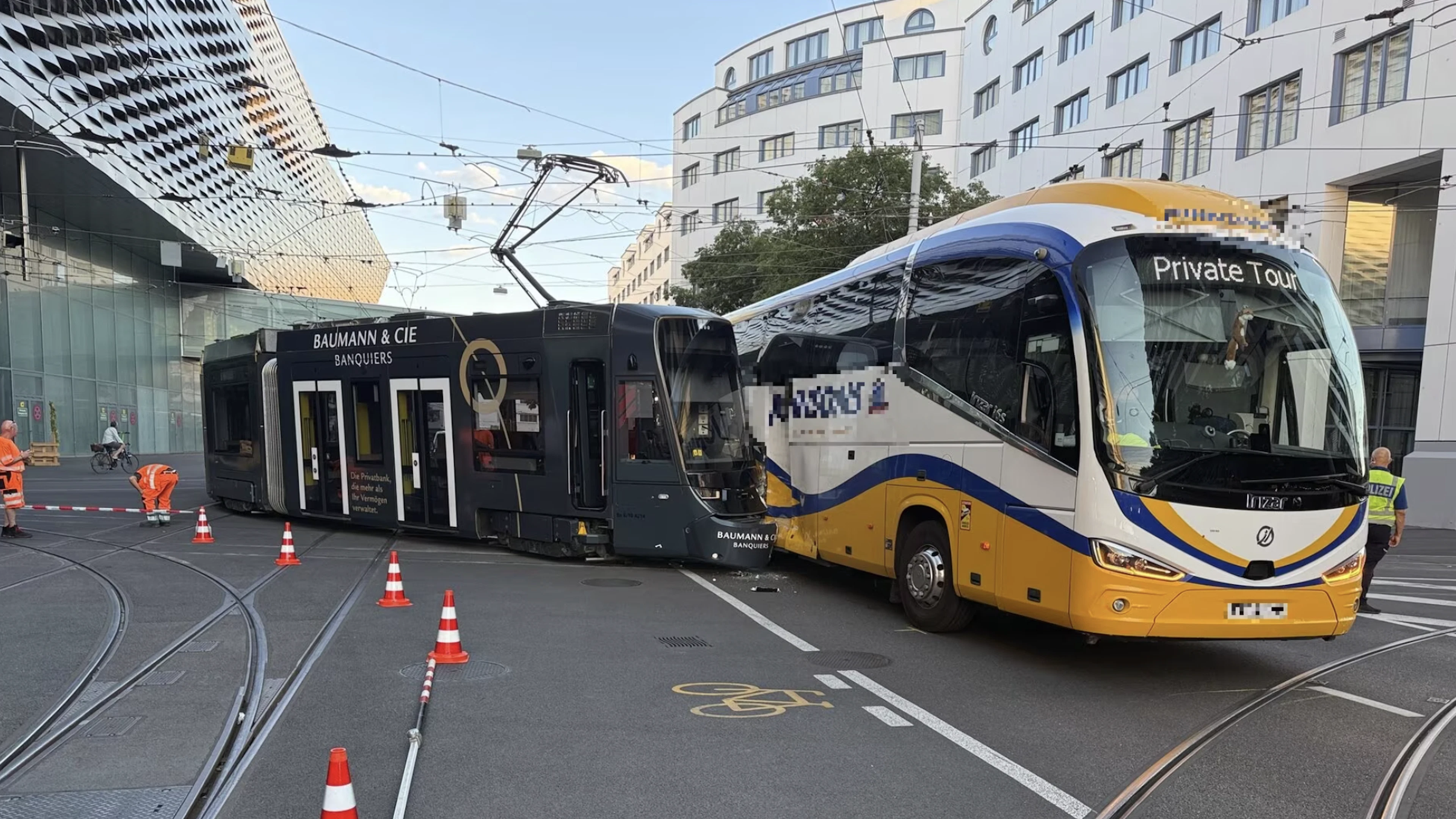Collision entre un car et un tram à Bâle mercredi: une lycéenne anglaise blessée