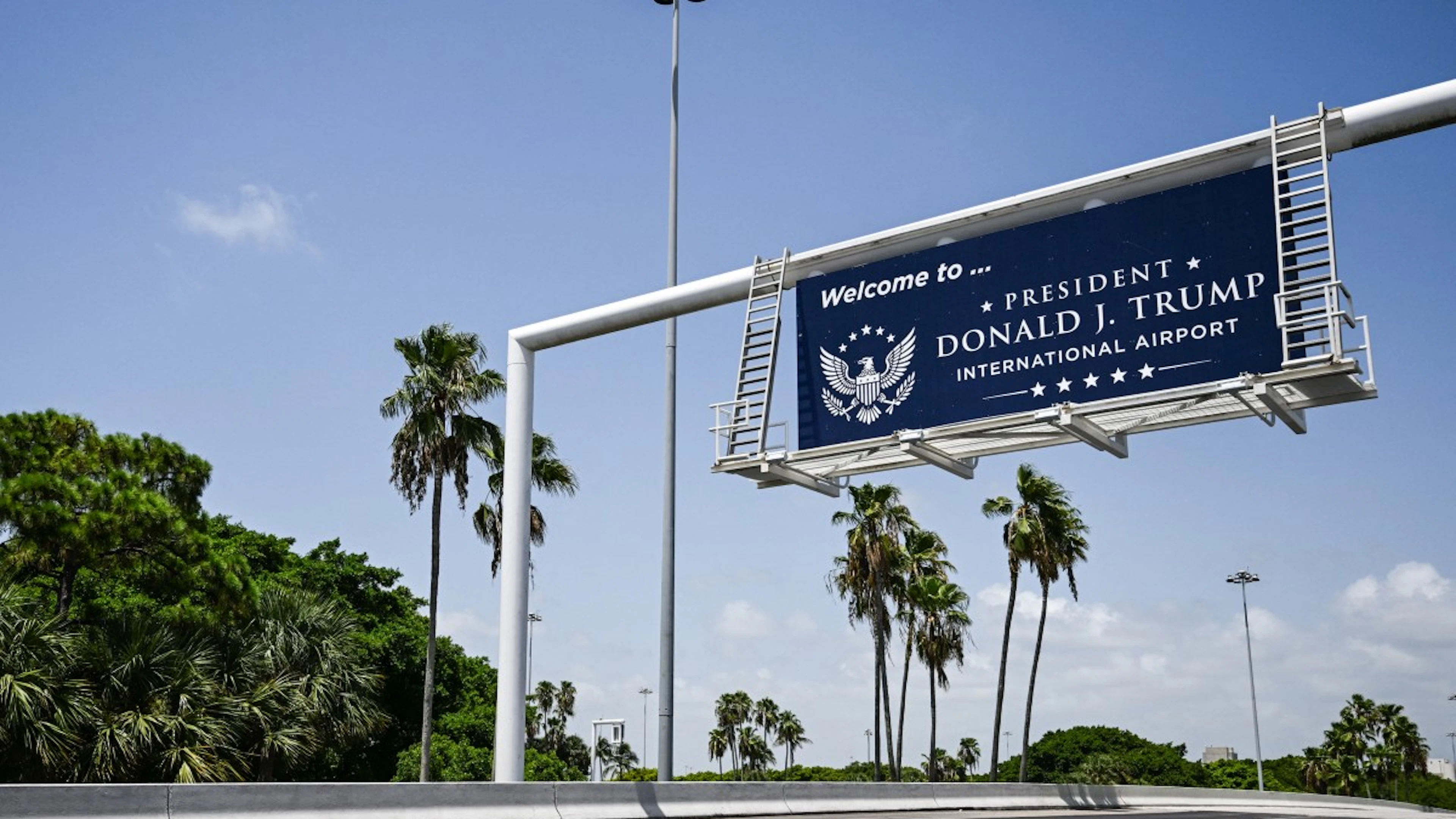 En Floride, l'aéroport de Palm Beach porte désormais le nom de Donald Trump