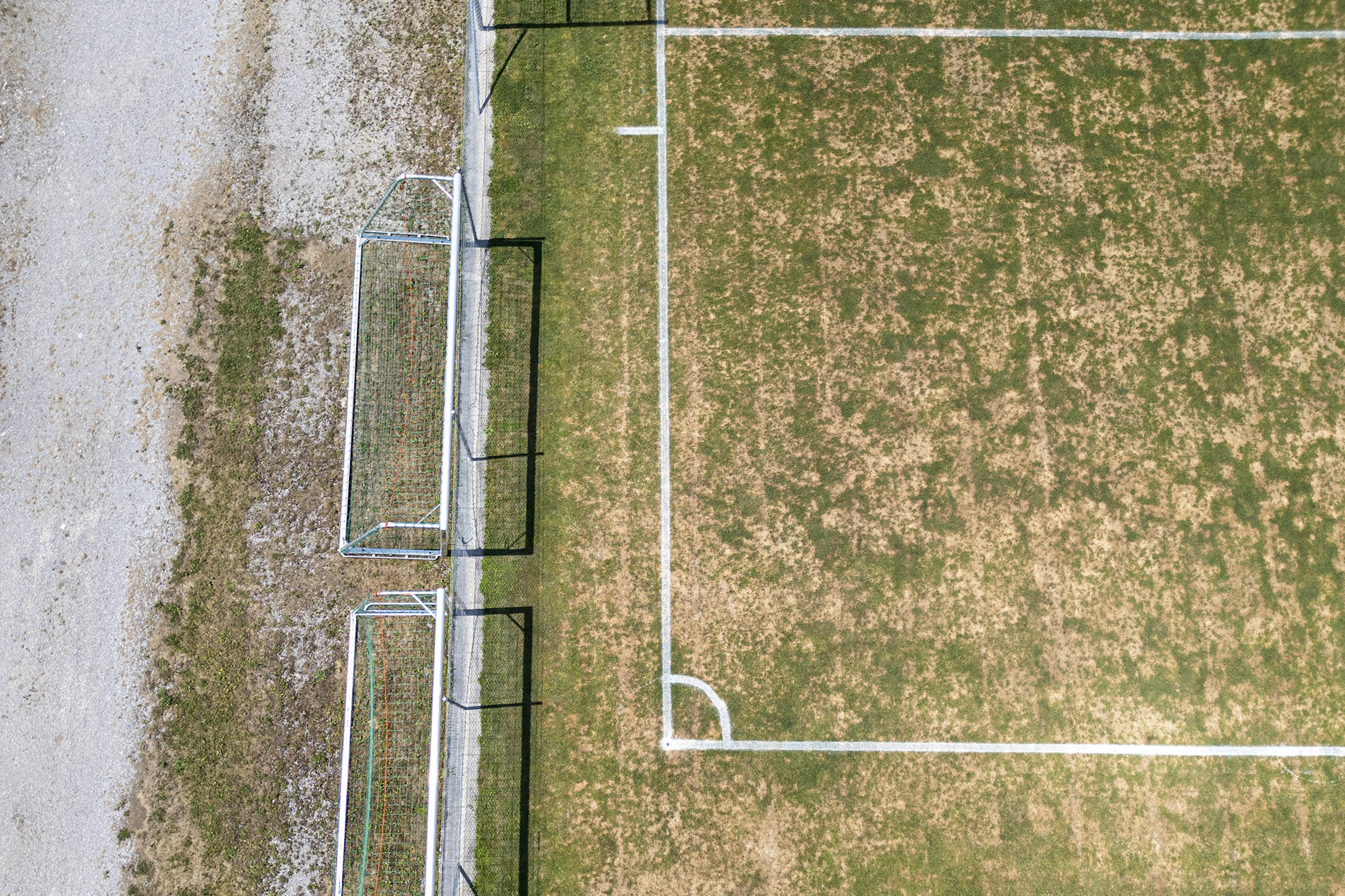 Auch Fussballrasen in der ganzen Schweiz leiden unter der anhaltenden Trockenheit.