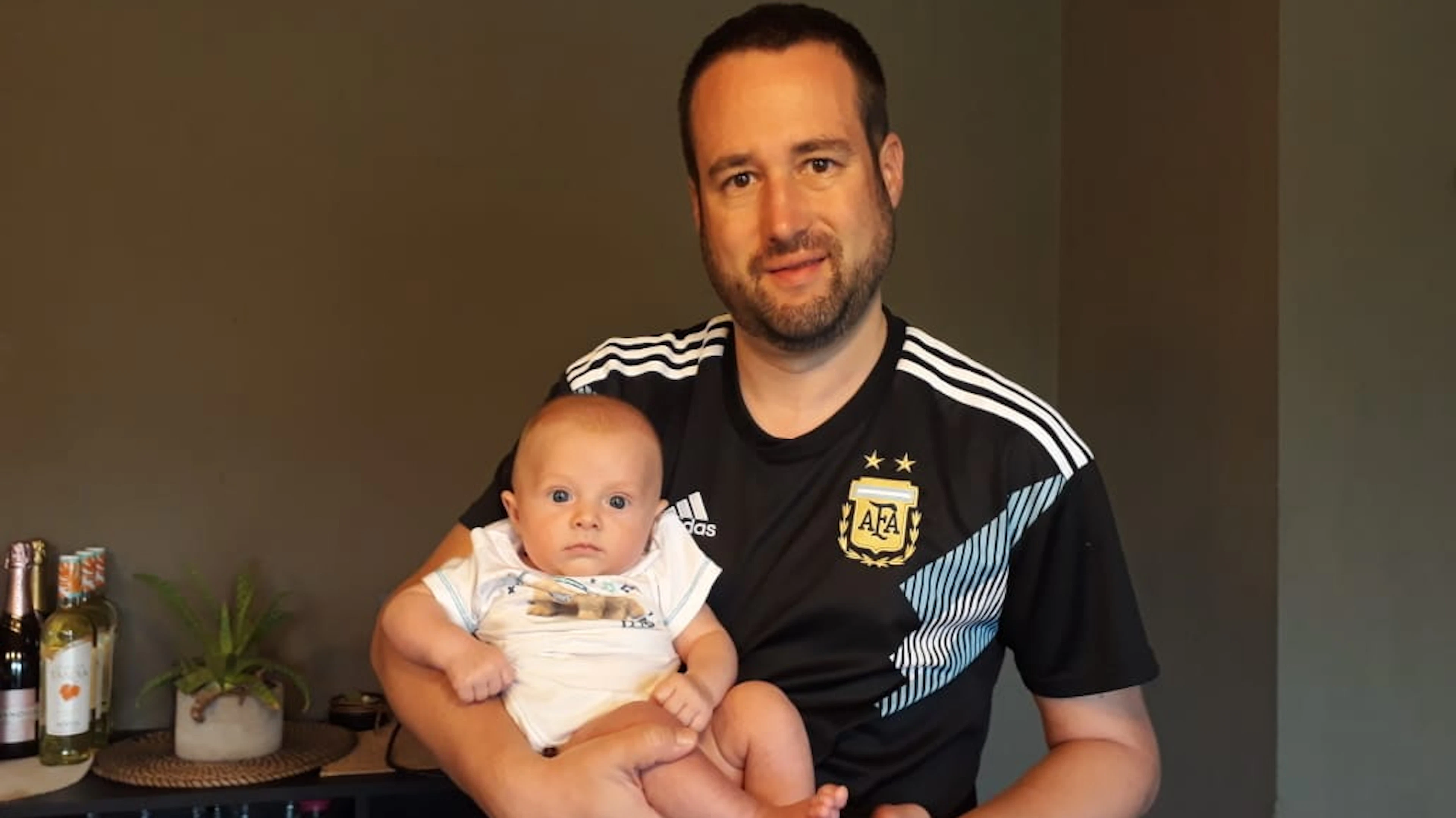 Götti Andy liess sich überreden, ein Argentinien-Trikot anzuziehen ...