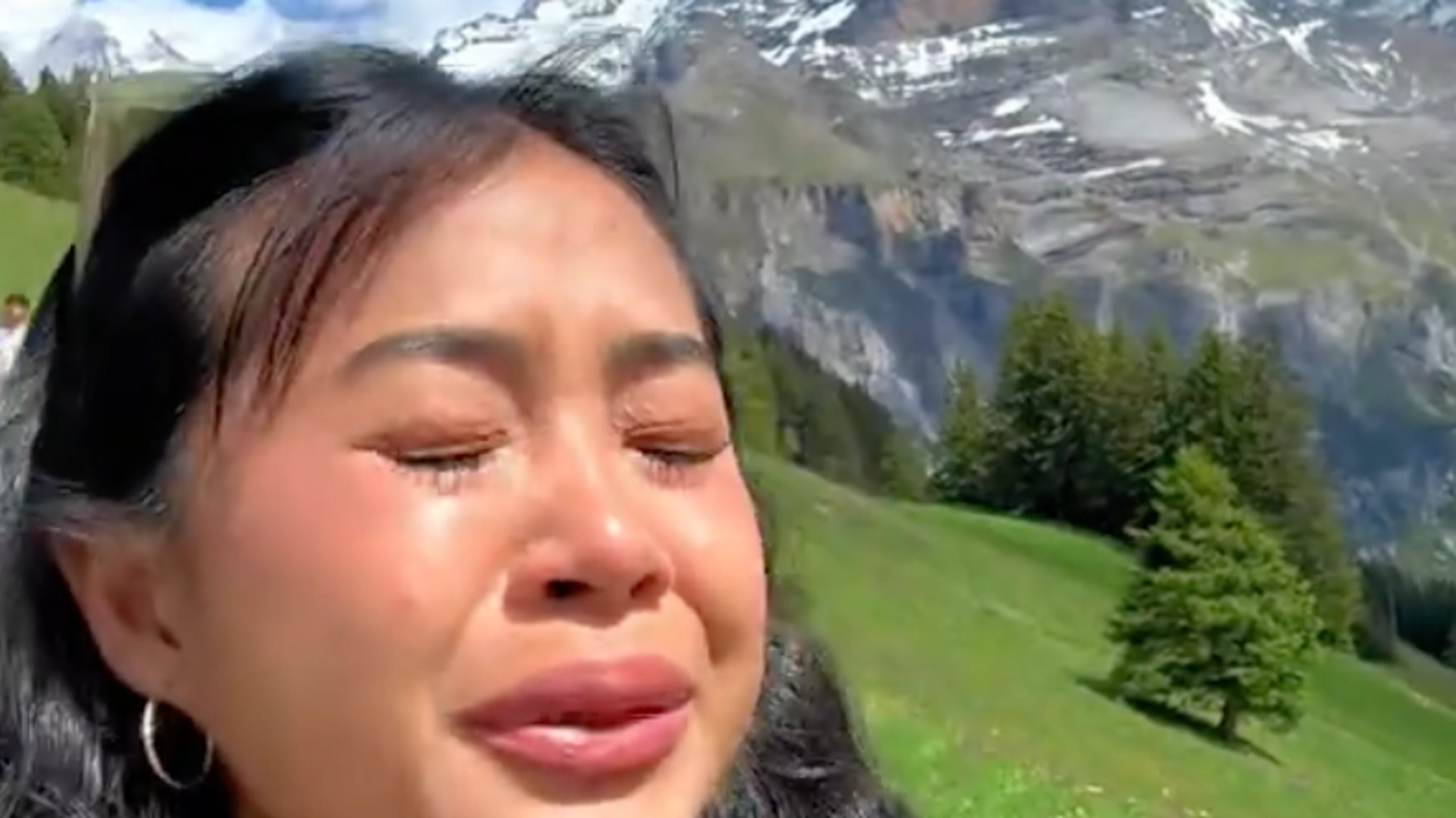 Schweizer Berg-Kulisse rührt Touristin zu Tränen – Millionen klicken ihr Video