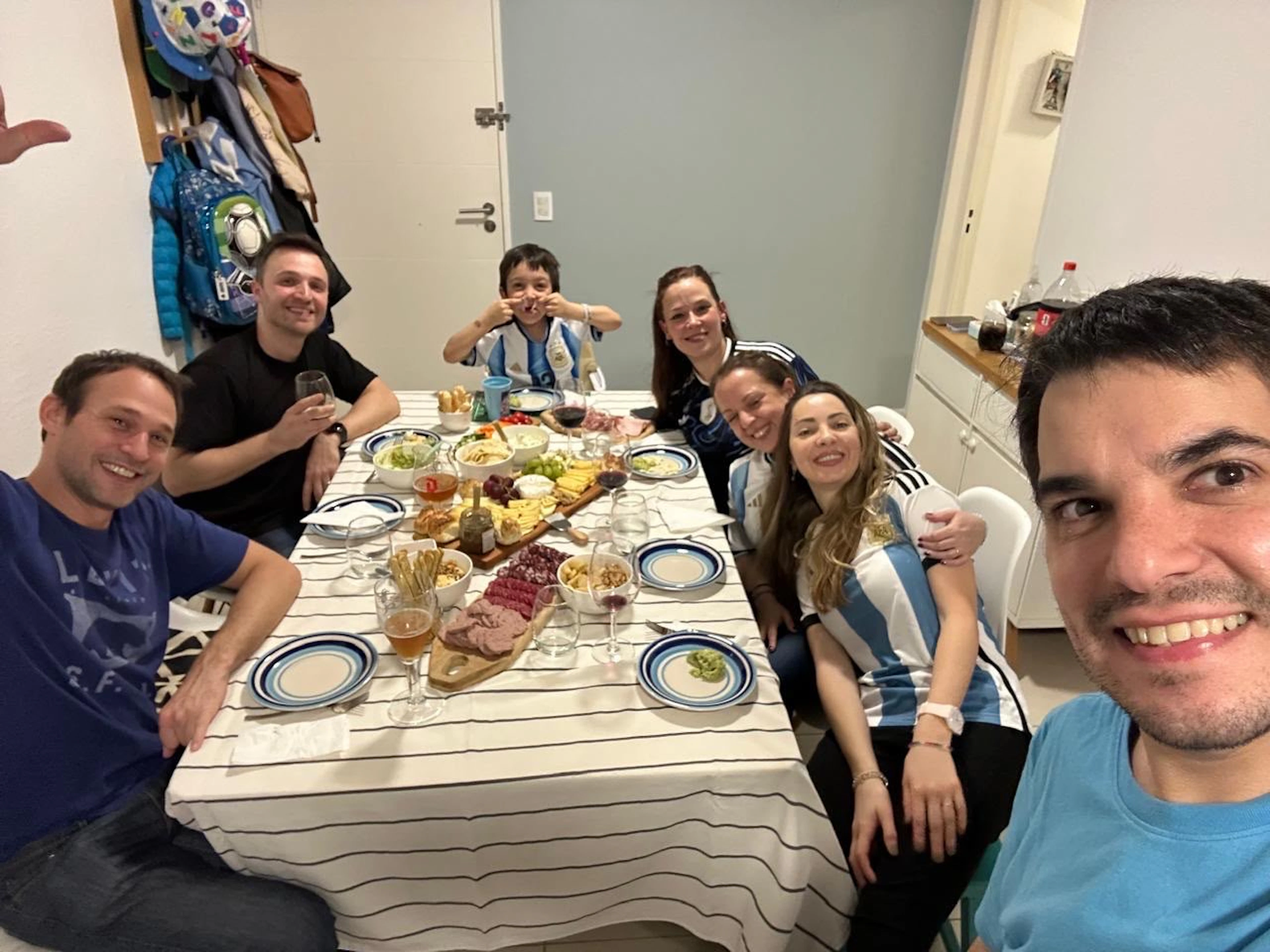 Familie Milesi geniesst eine argentinische Picada. Wer kein Trikot anhat, tut dies aus Aberglaube.