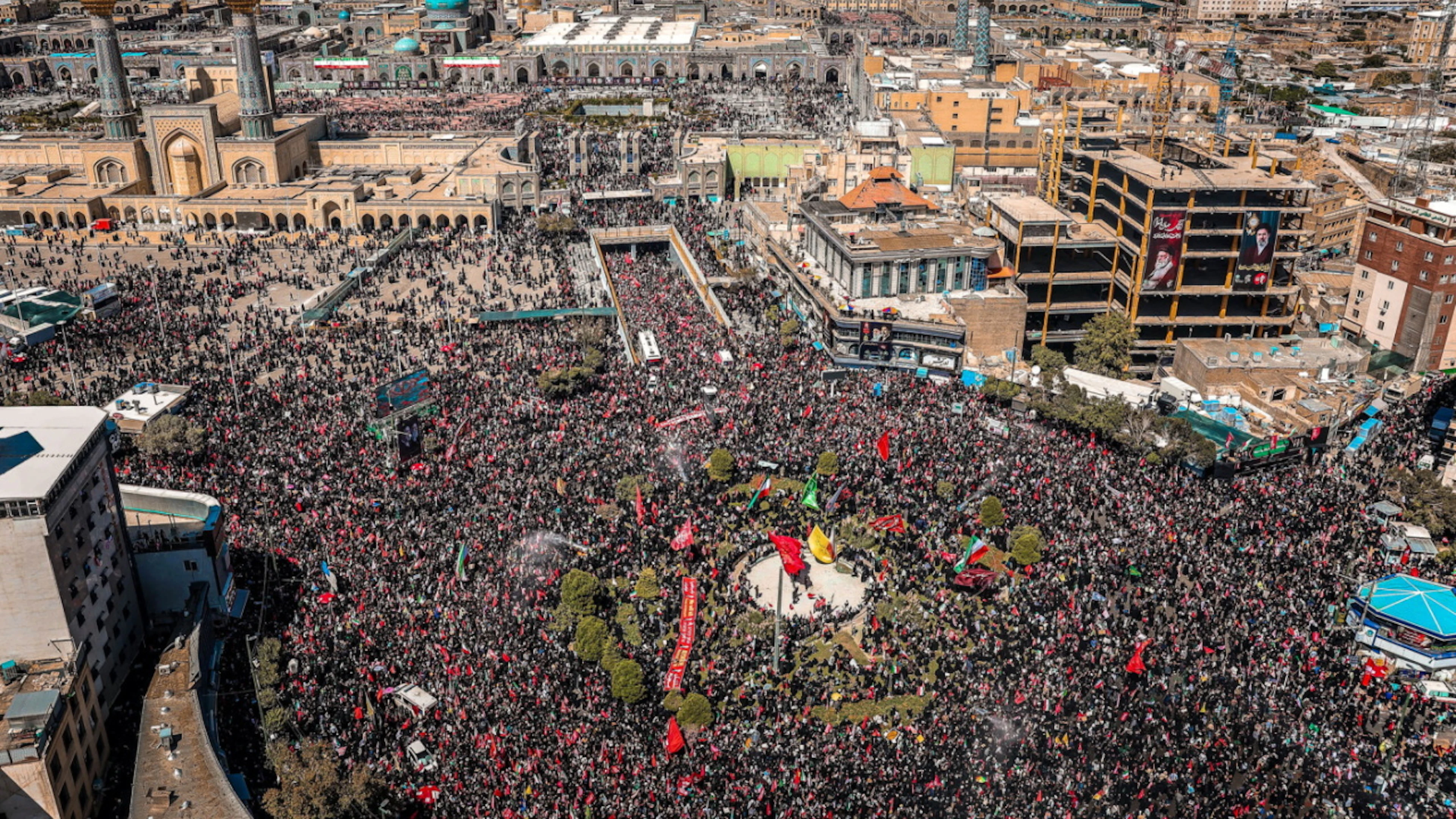 I partecipanti sventolavano bandiere dell'Iran, di Hezbollah libanese ed alcune rosse che incitavano alla vendetta.