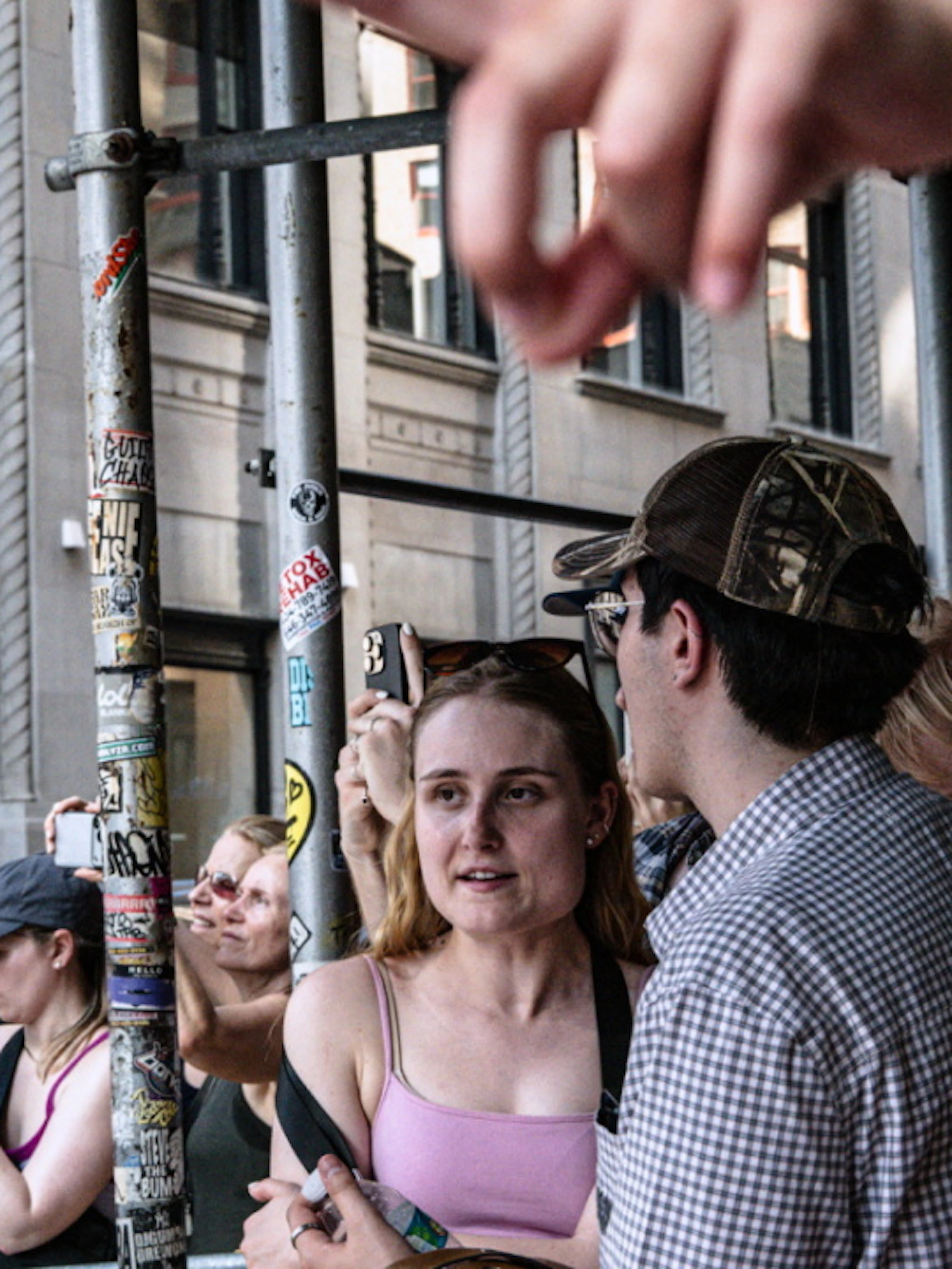 Des fans s'arrachent les déchets trouvés près du mariage de Taylor Swift