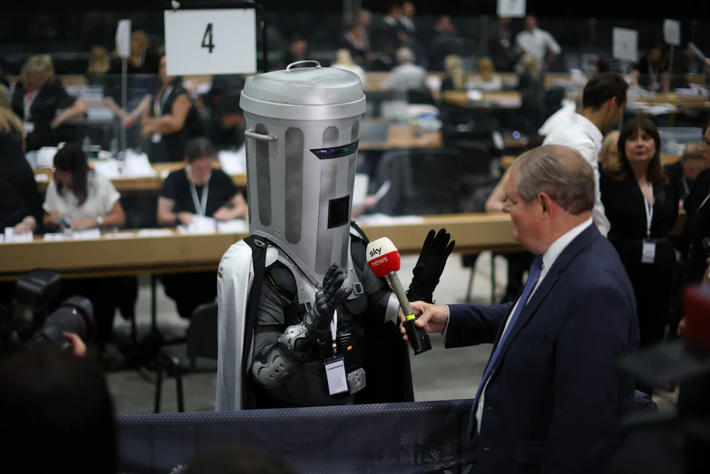 Count Binface tritt gegen Nigel Farage an