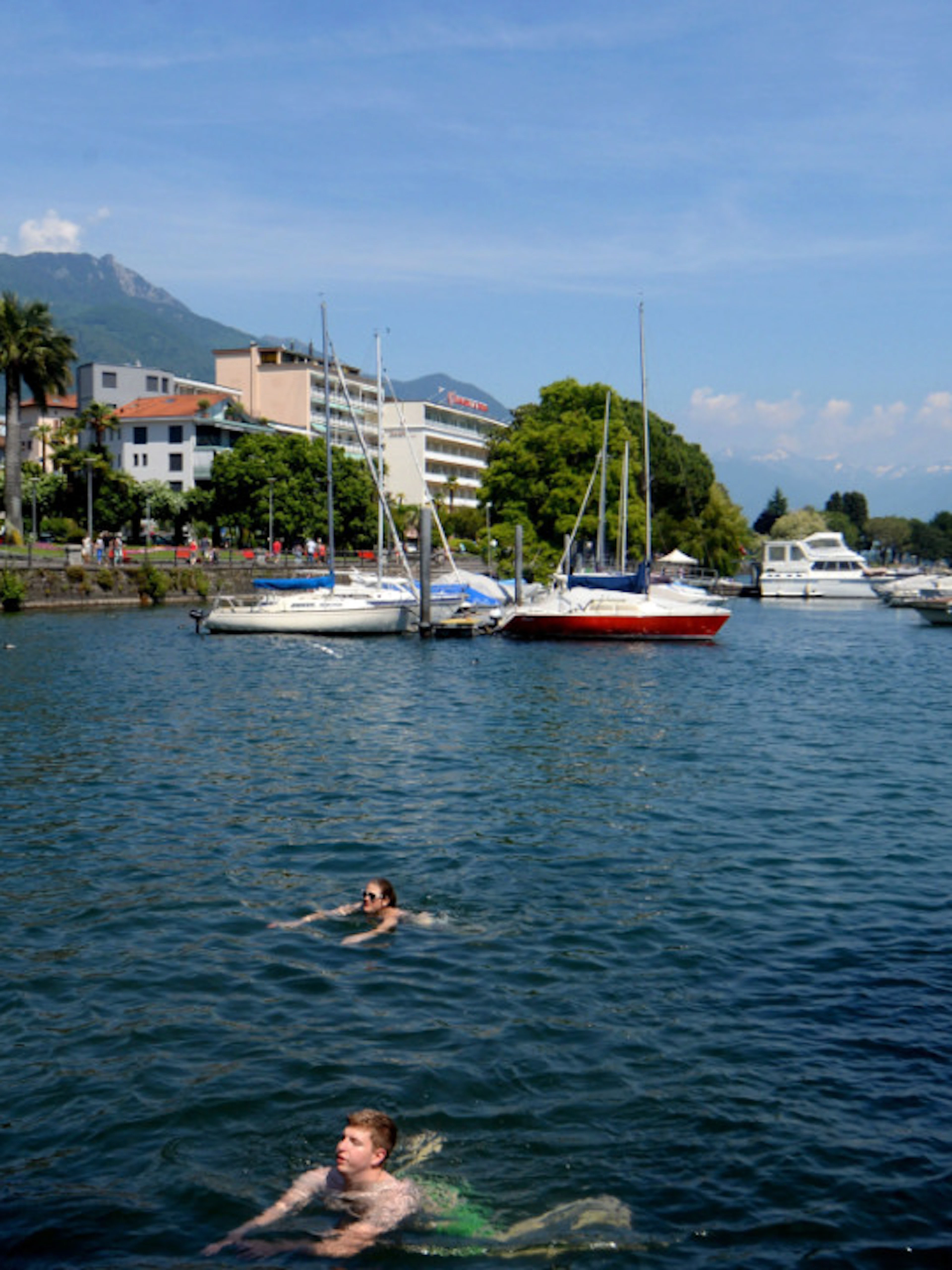 Blaualgen haben sich im Lago Maggiore aufgelöst
