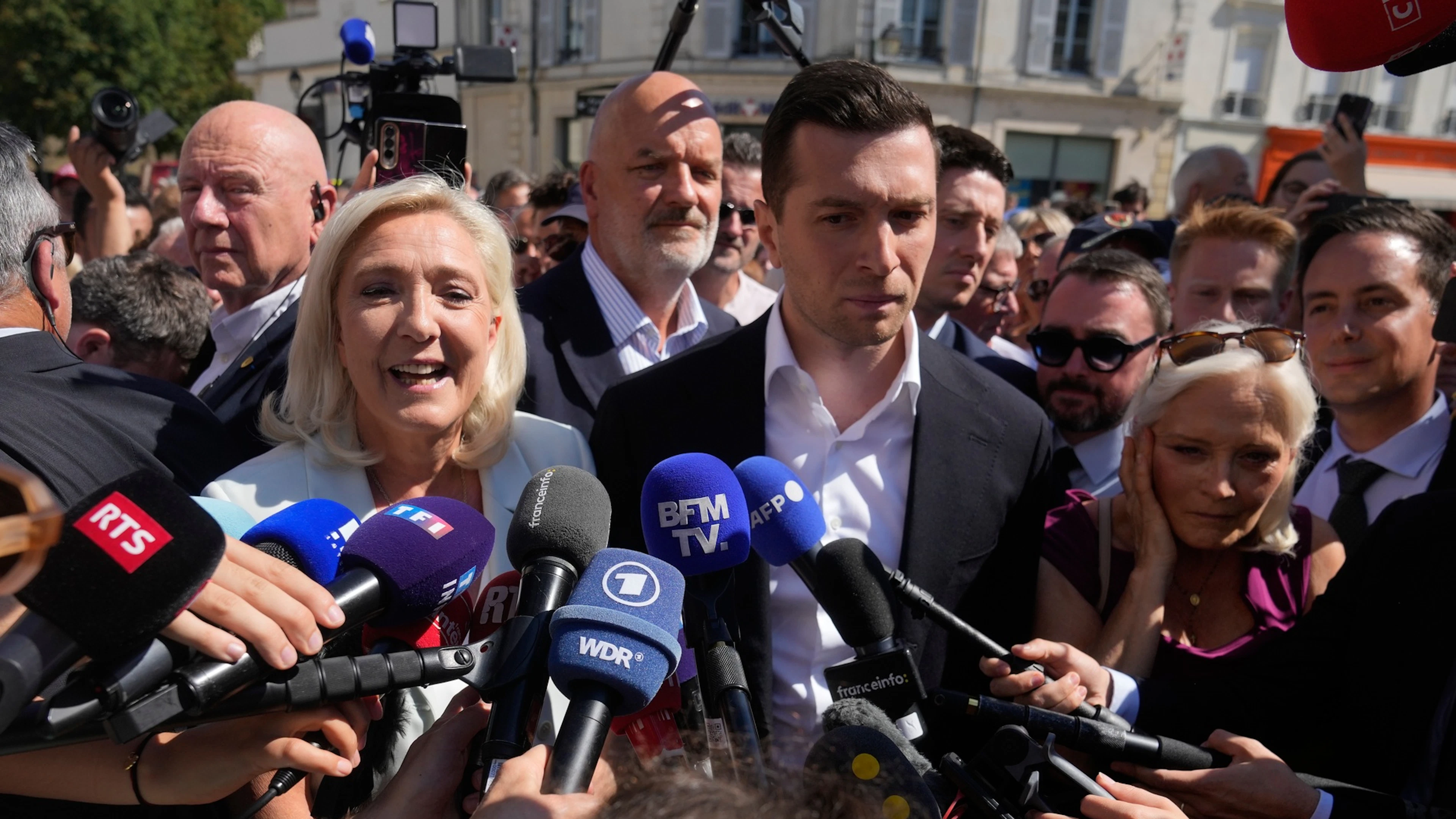 Monta la polemica sulla mossa di Le Pen, Bardella retrocesso a primo ministro