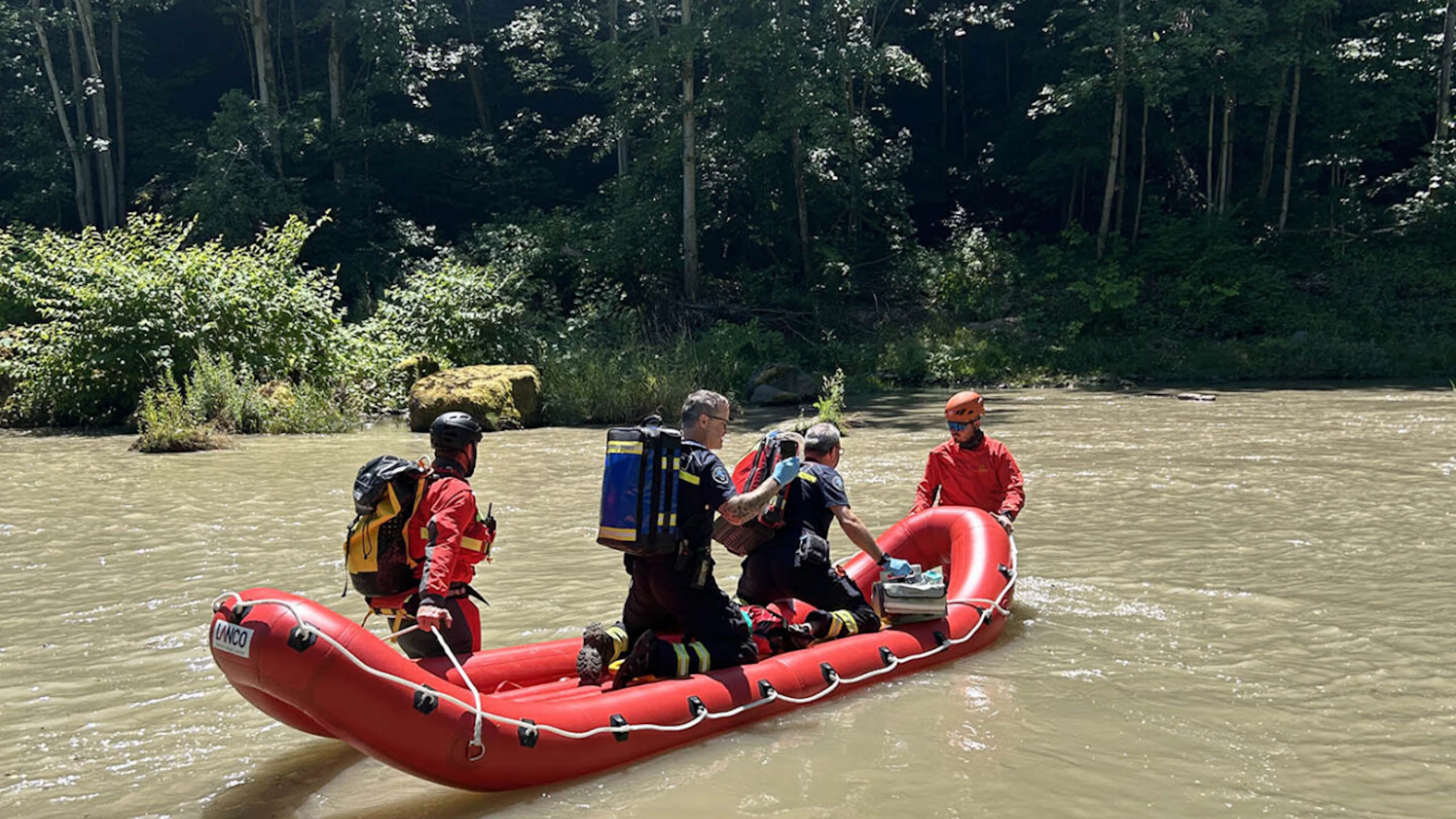 Rocambolesco incidente tra le rocce del fiume Sarine, gravi ferite per un uomo