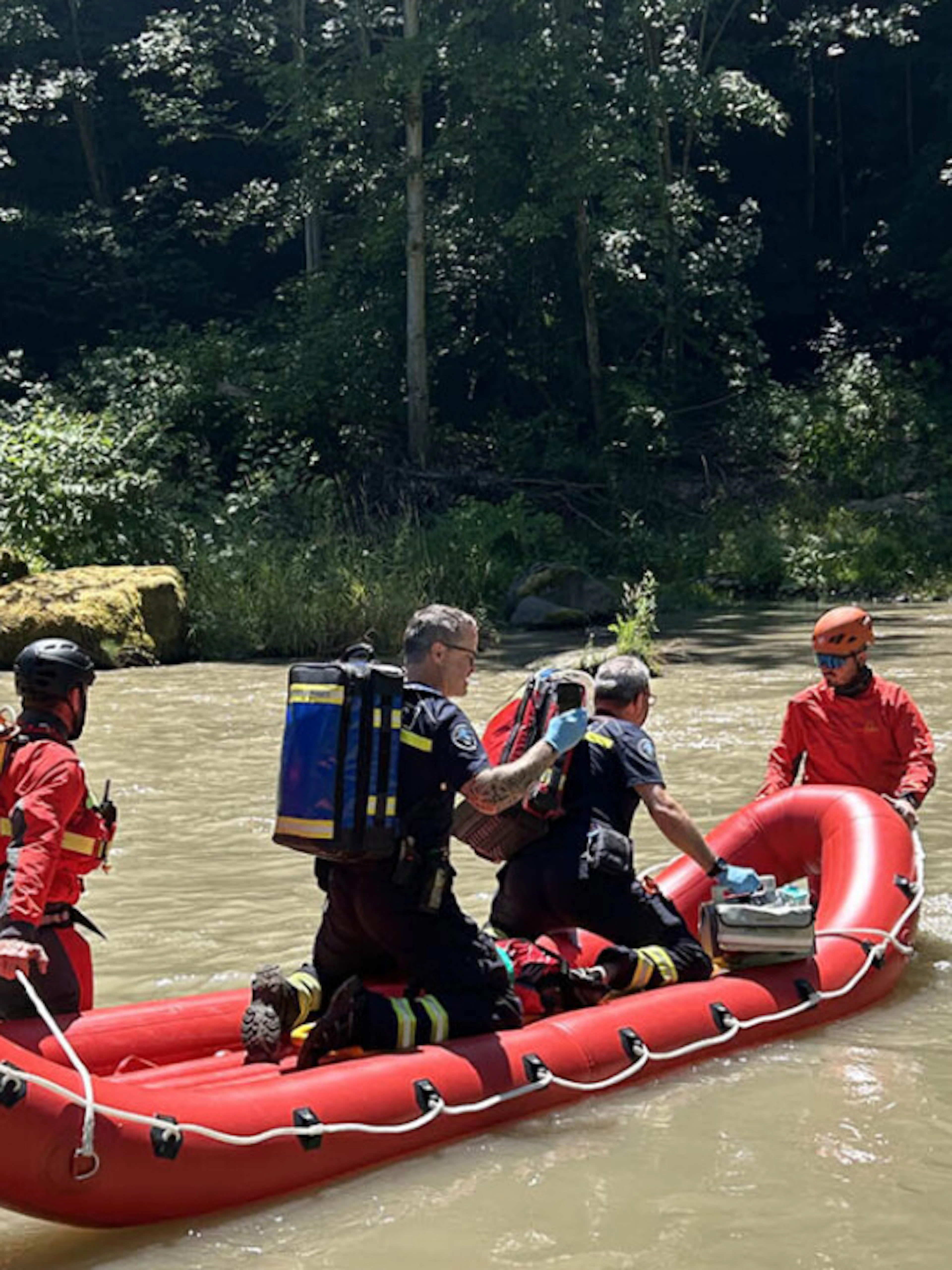 Rocambolesco incidente tra le rocce del fiume Sarine, gravi ferite per un uomo