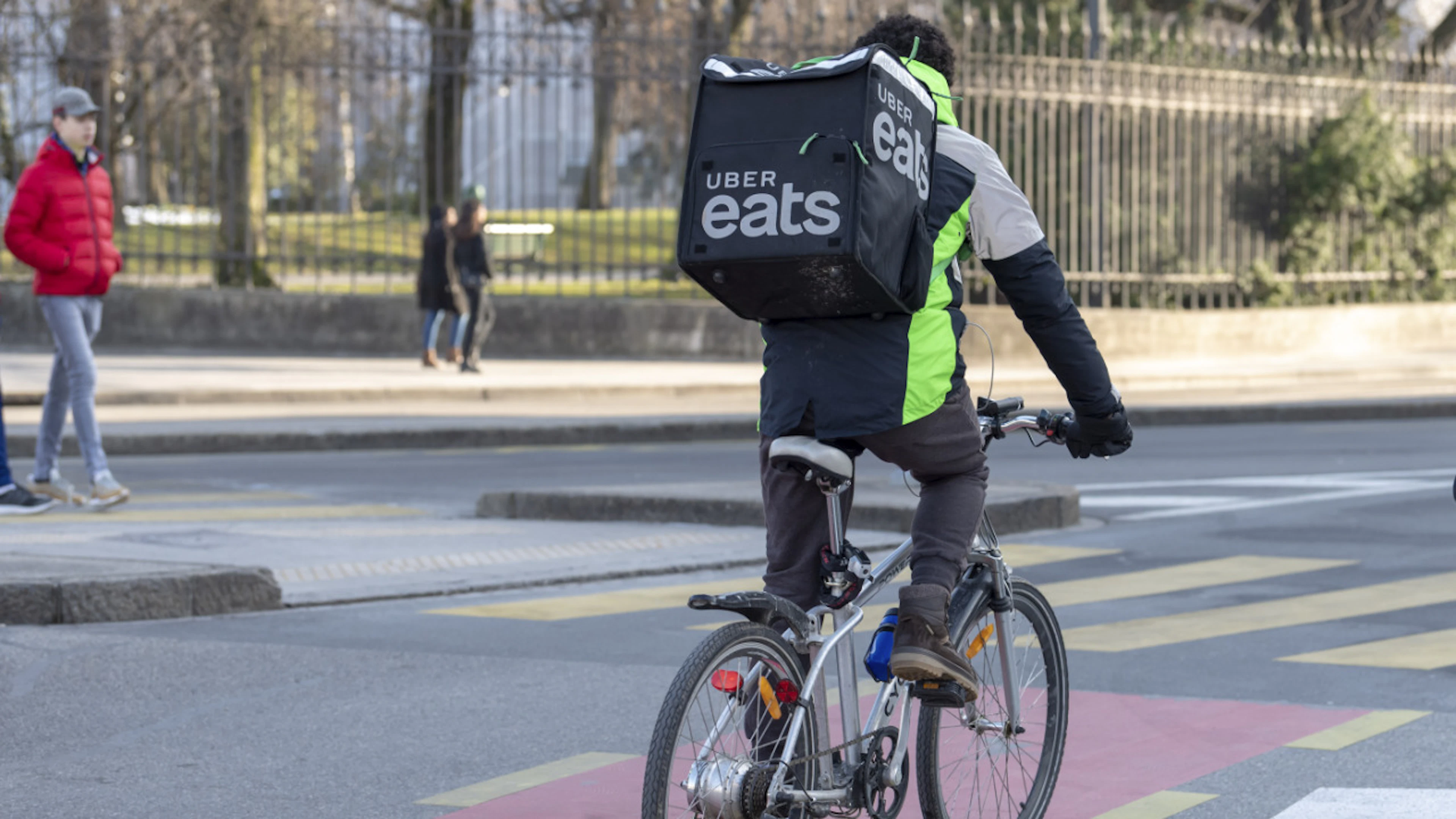 Uber Eats Switzerland muss sich als Postanbieterin registrieren