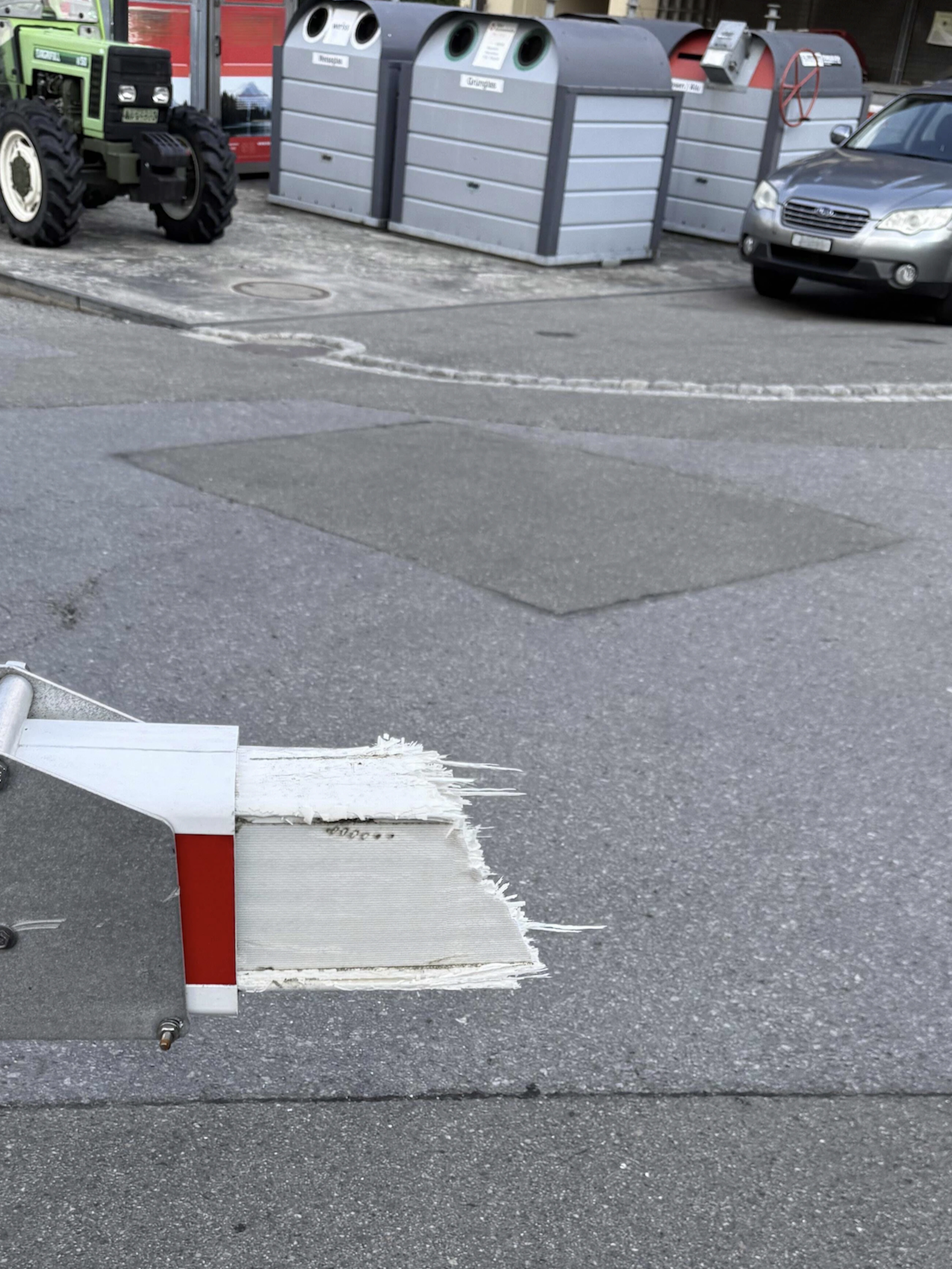 14-Jähriger durchbricht Bahnschranke mit Traktor – Polizei lobt sein Verhalten