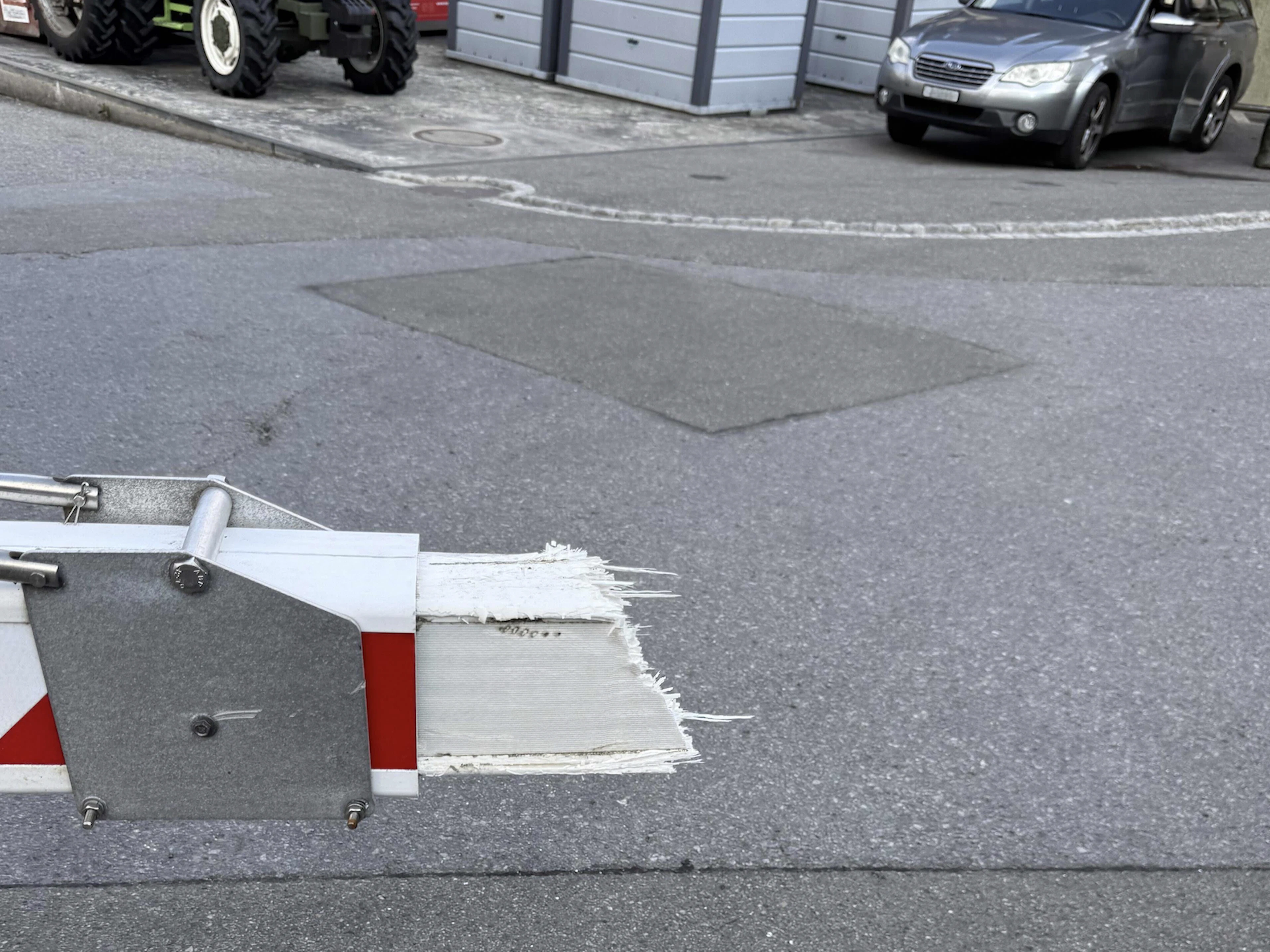 Der 14-Jährige durchbrach mit dem Traktor die Schranke, um sich in Sicherheit zu bringen.