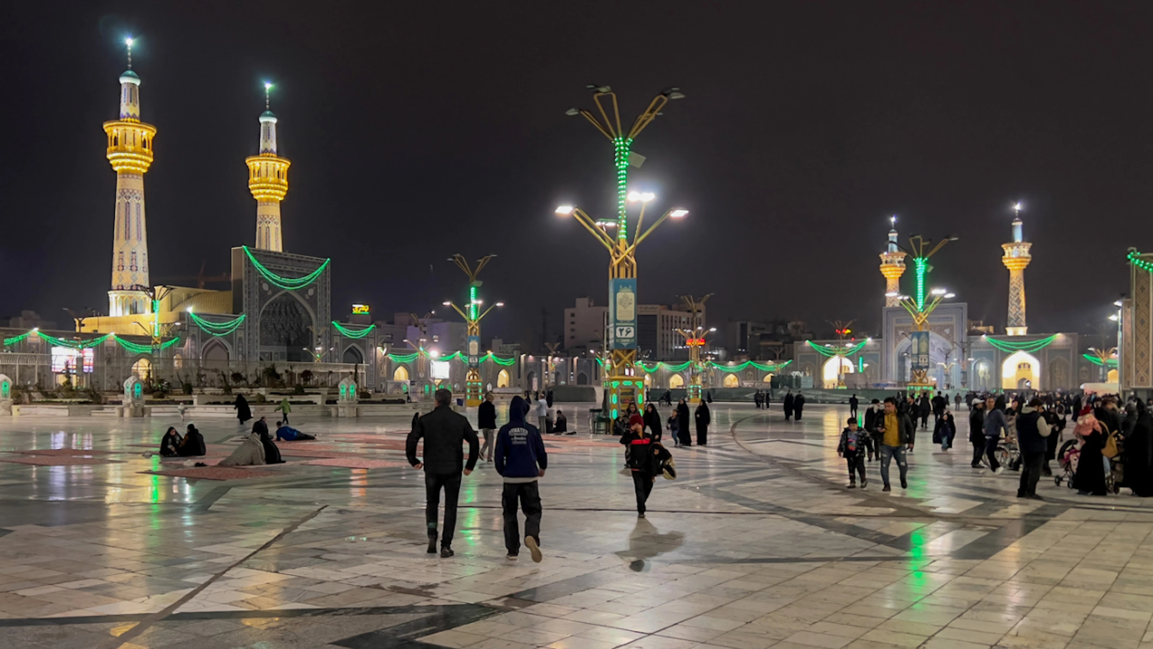 ARCHIV – Menschen besuchen nach Einbruch der Dunkelheit im Fastenmonat Ramadan den Imam-Resa-Schrein in der Pilgermetropole Maschhad. Foto: Arne Bänsch/dpa