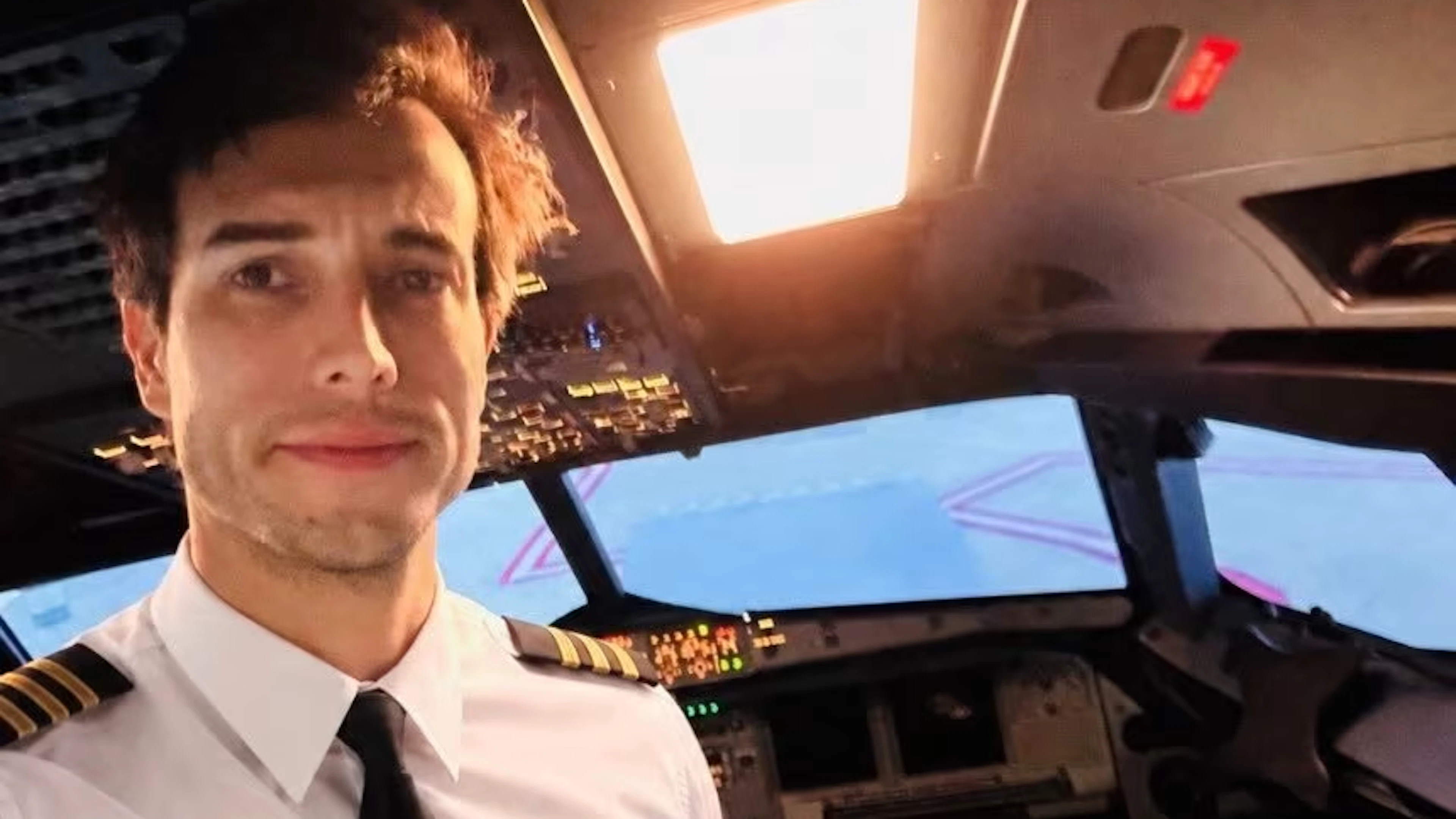 Istruttore di volo si lancia dall'aereo durante l'addestramento e lascia l'allieva ai comandi: «Sai cosa devi fare»