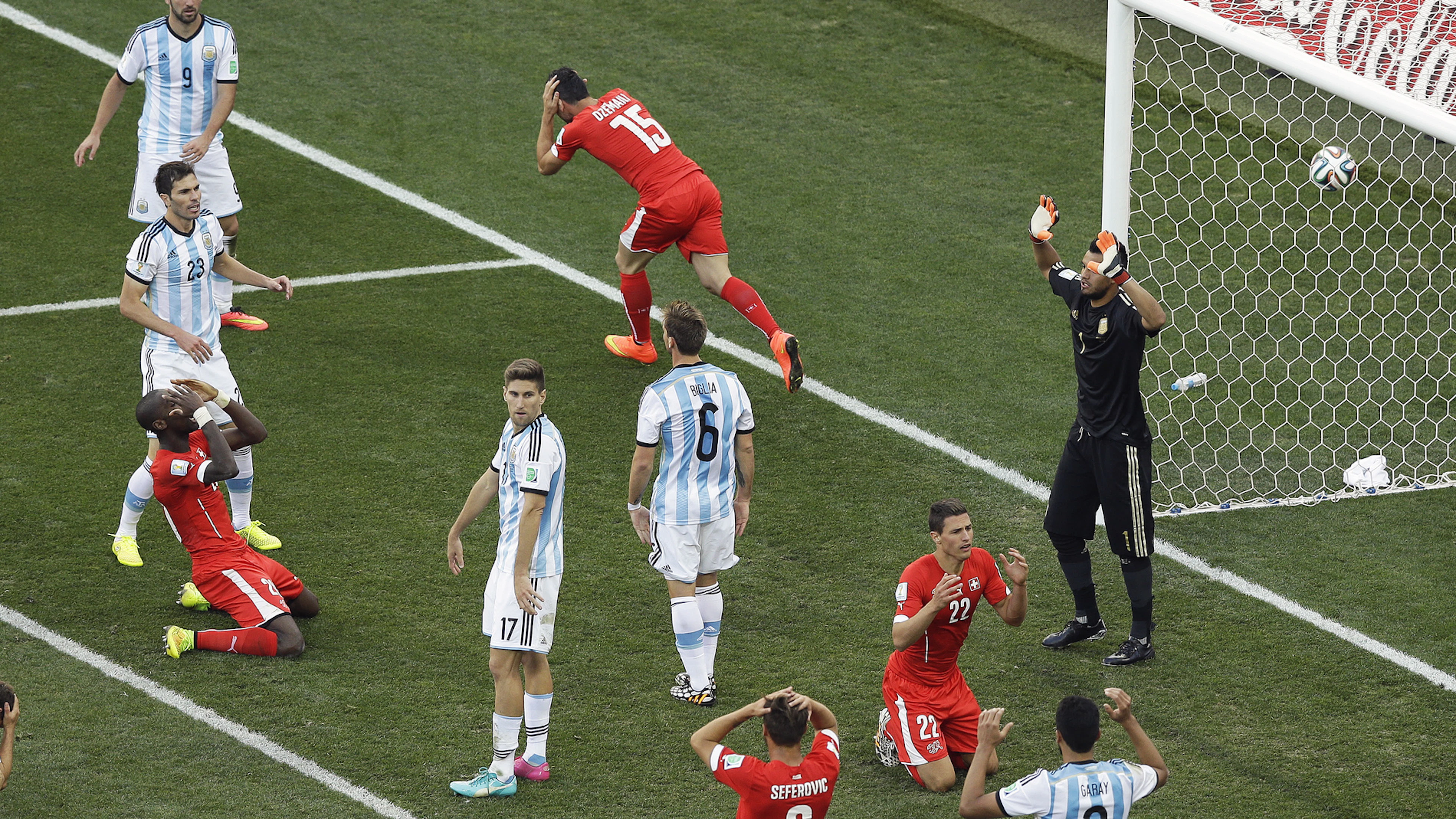 Indimenticabile: Blerim Dzemaili spreca al 120° minuto l'enorme occasione per pareggiare negli ottavi di finale dei Mondiali 2014 contro l'Argentina.