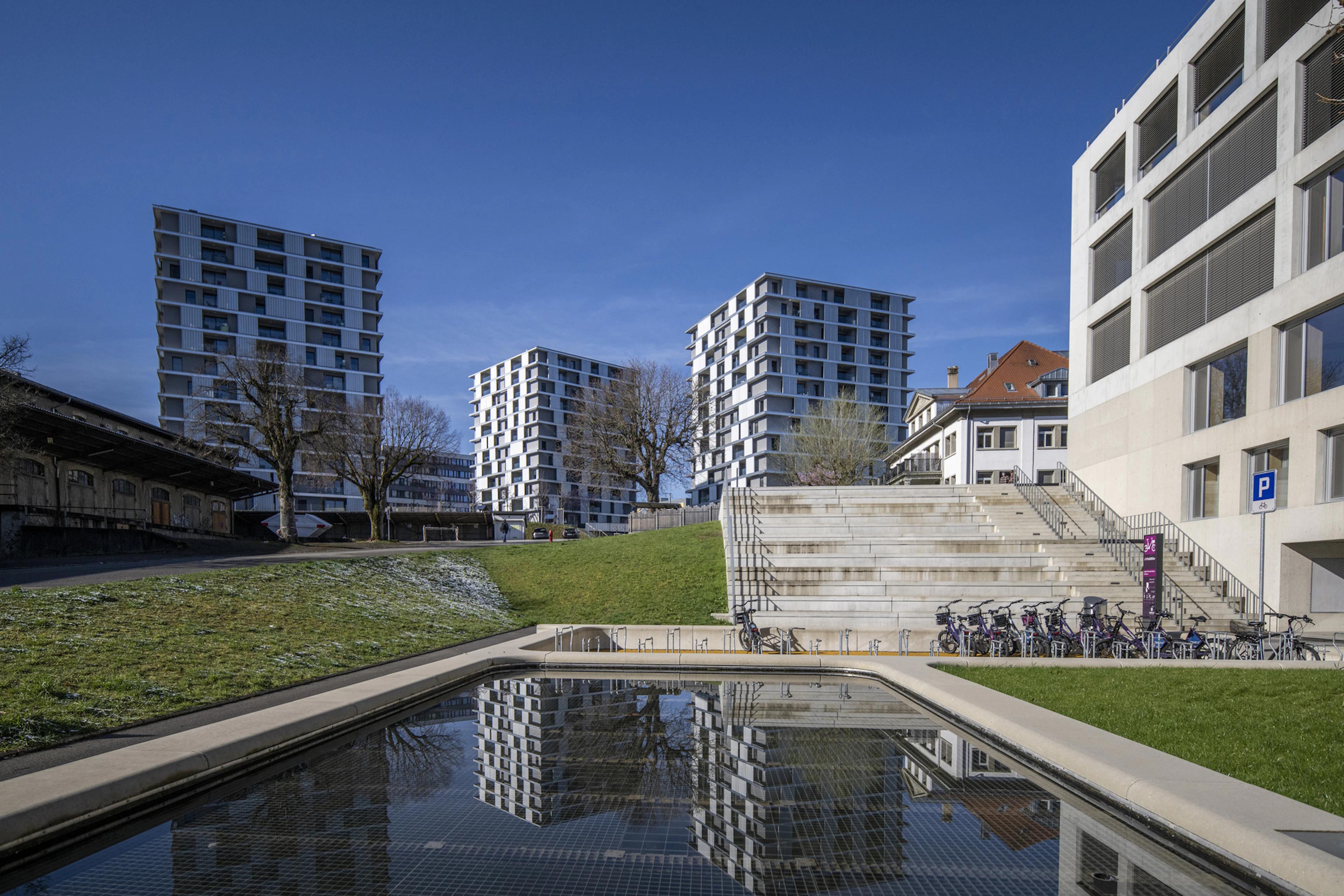 Die Gemeinde Marly liegt unmittelbar südlich der Stadt Freiburg und zählt rund 9000 Einwohner*innen.