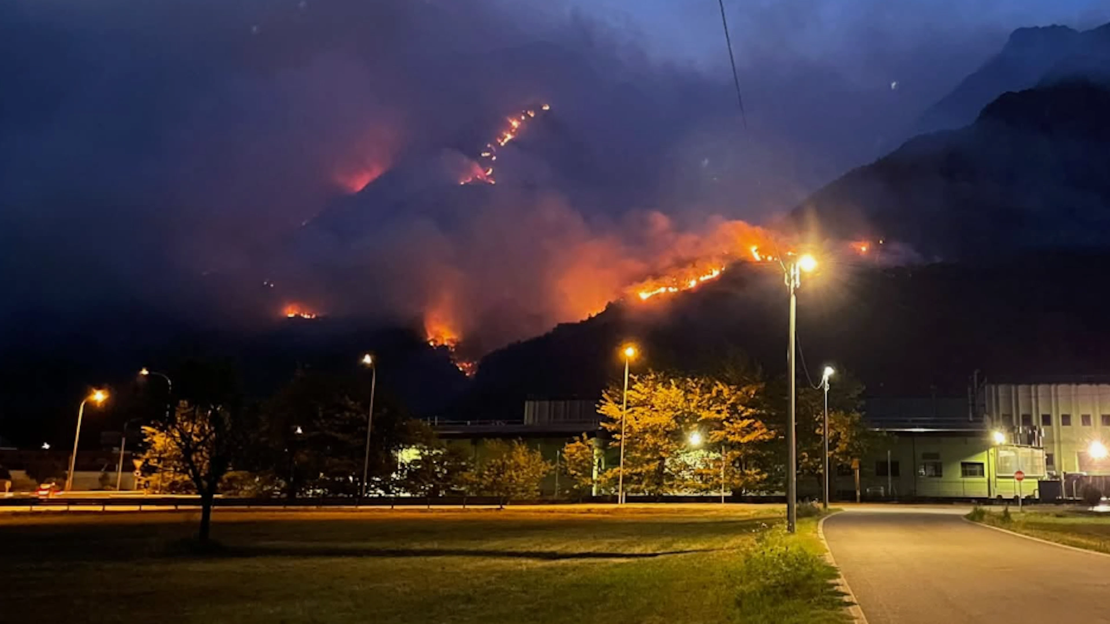 Le feu se rapproche de la Suisse: Alertswiss déclenche une alerte