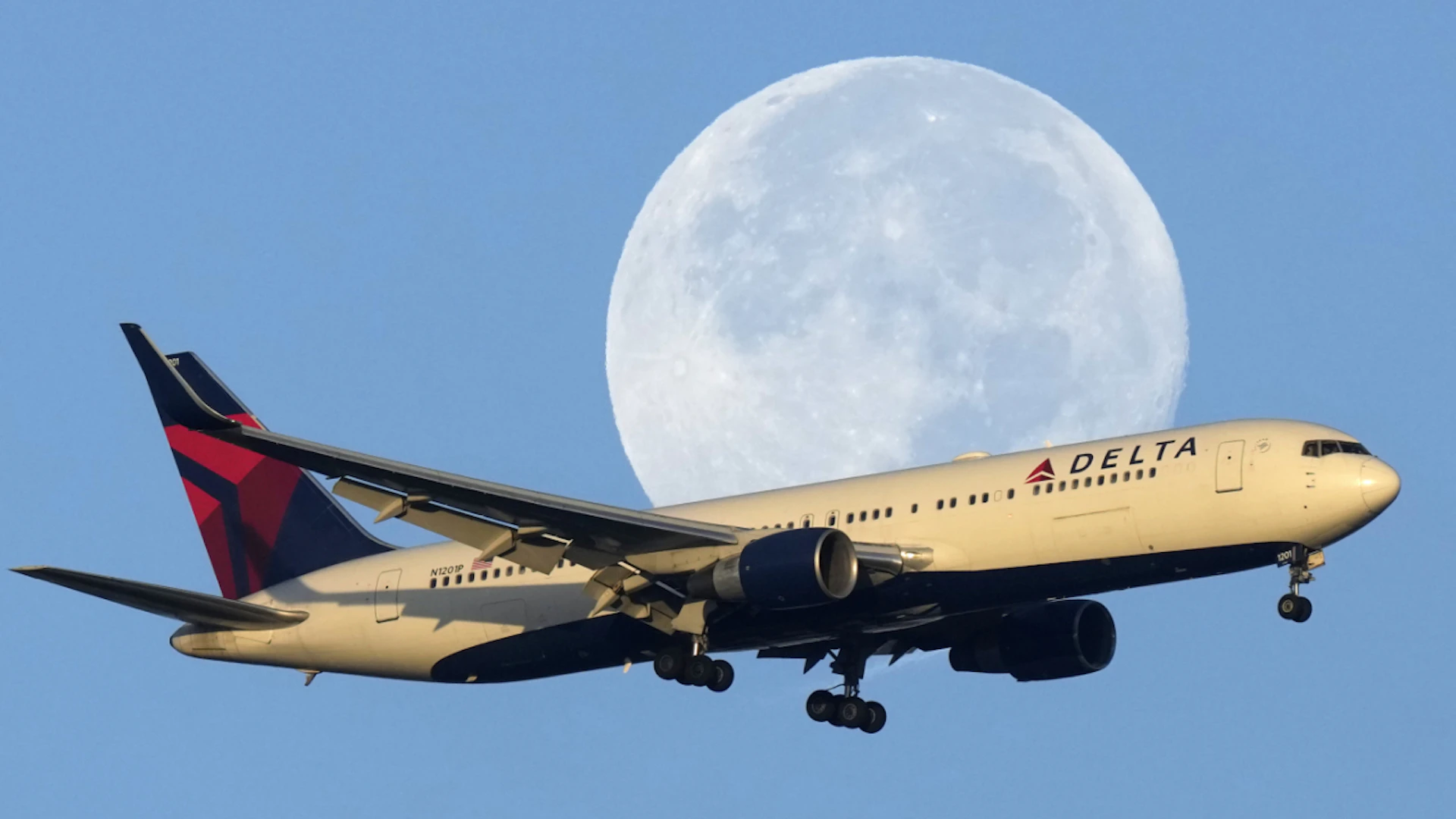 Die weltgrösste Fluggesellschaft Delta Air Lines hat im zweiten Quartal trotz hoher Kerosinpreisen einen Gewinn eingeflogen. Dies war vor allem dank höherer Ticketpreisen möglich.(Archivbild)