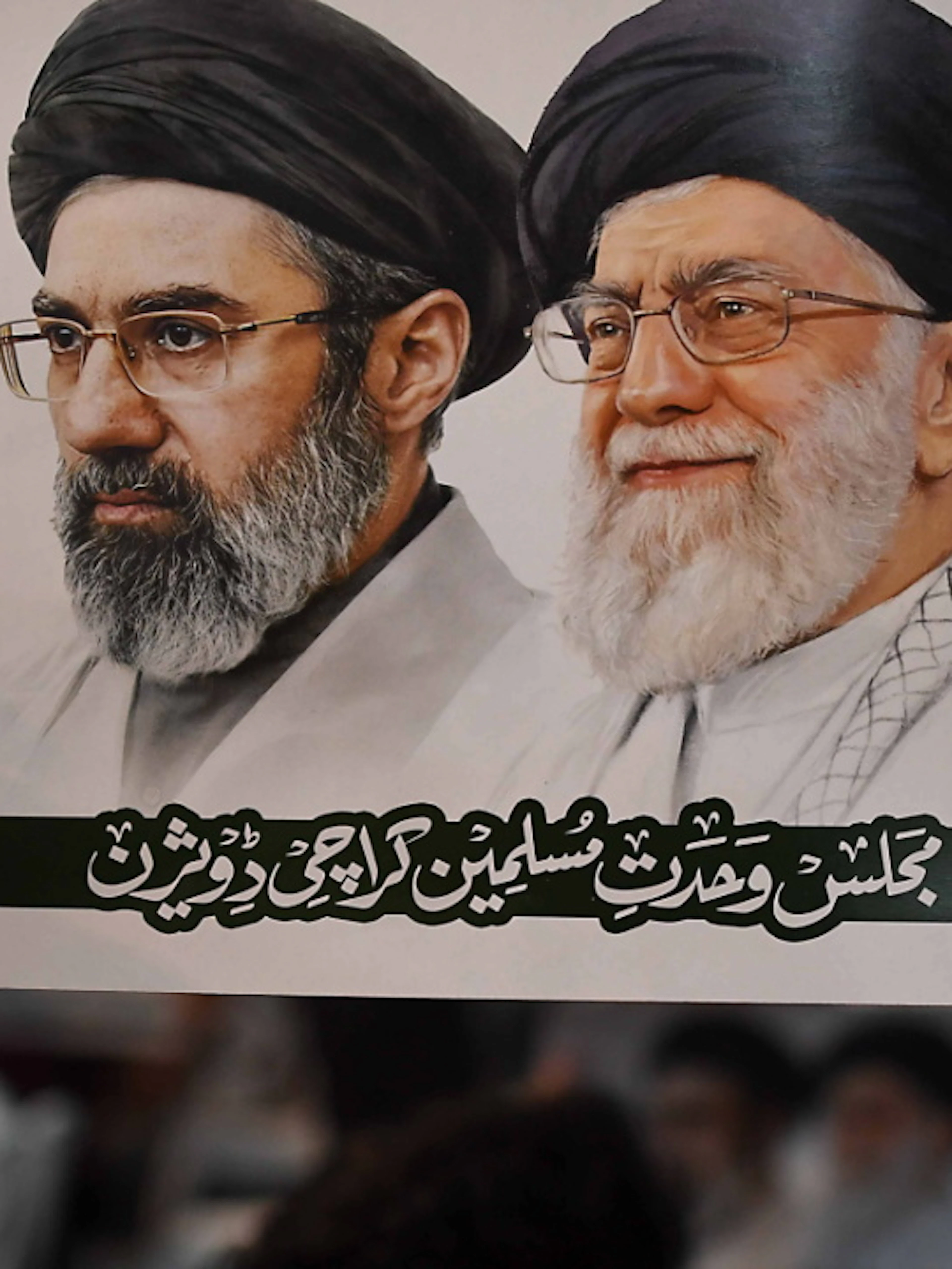 Volto oscurato a funerali Khamenei scatena i social: «Forse è Mojtaba»