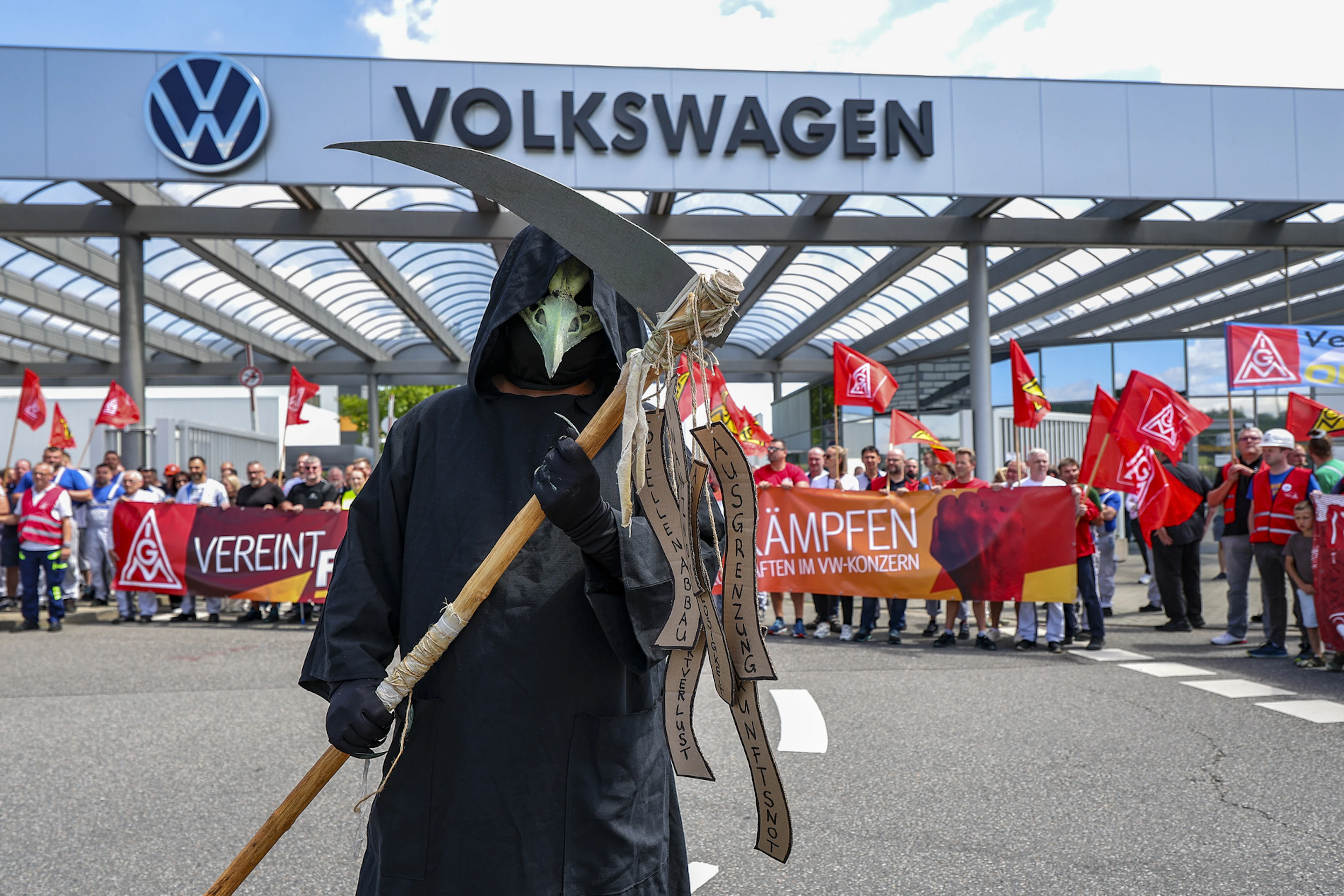 Ein Bild mit Symbolcharakter: Bei einer Protestaktion vor dem VW-Werk in Zwickau war auch der Sensenmann anwesend.