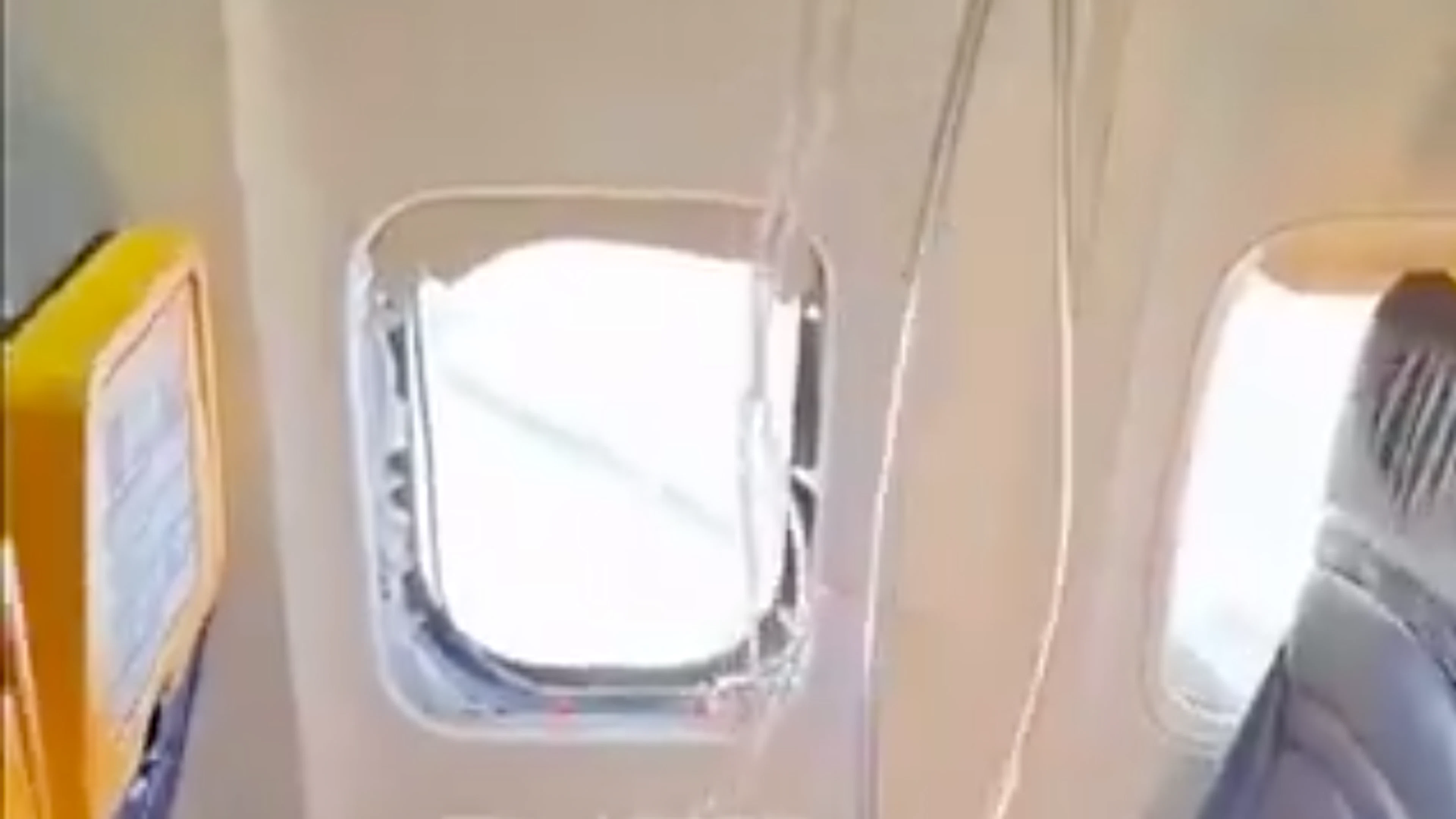 Der Mann konnte von anderen Passagieren wieder in die Ryanair-Maschine zurückgezogen werden. (Archivbild)